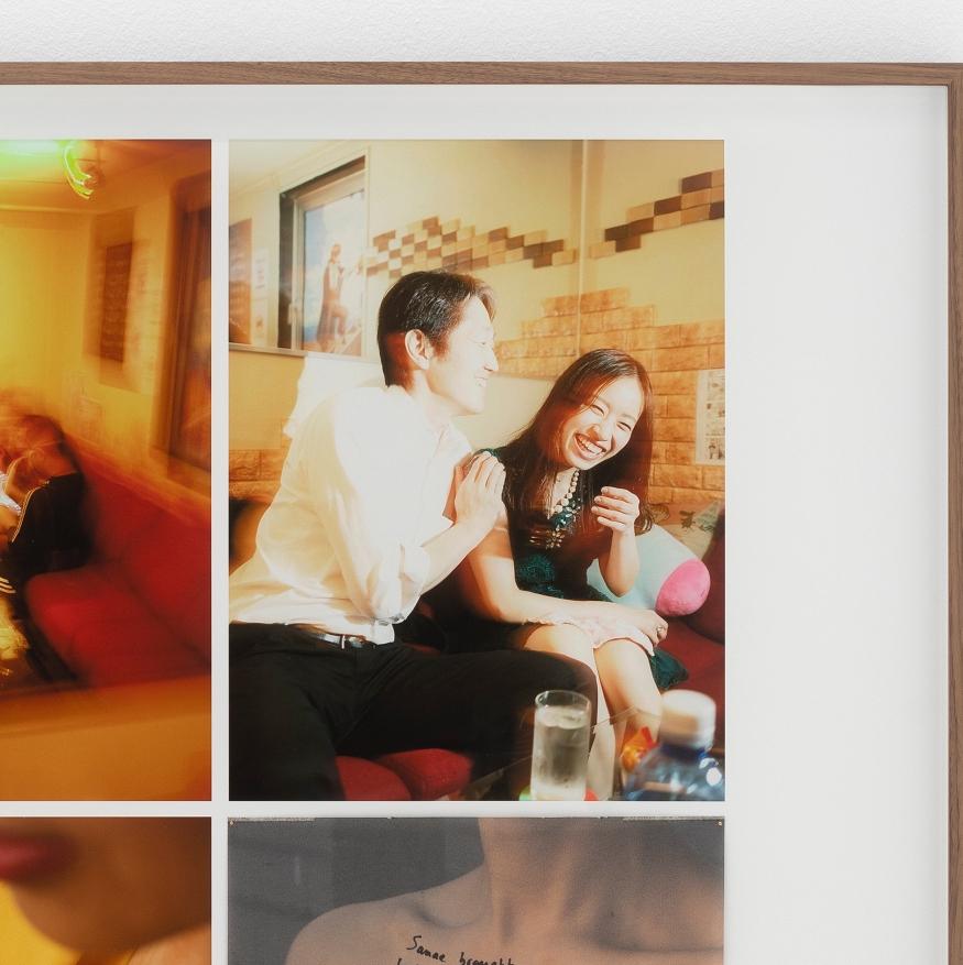 En el Club de Azafatas - Photograph Contemporáneo de Karla Hiraldo Voleau 