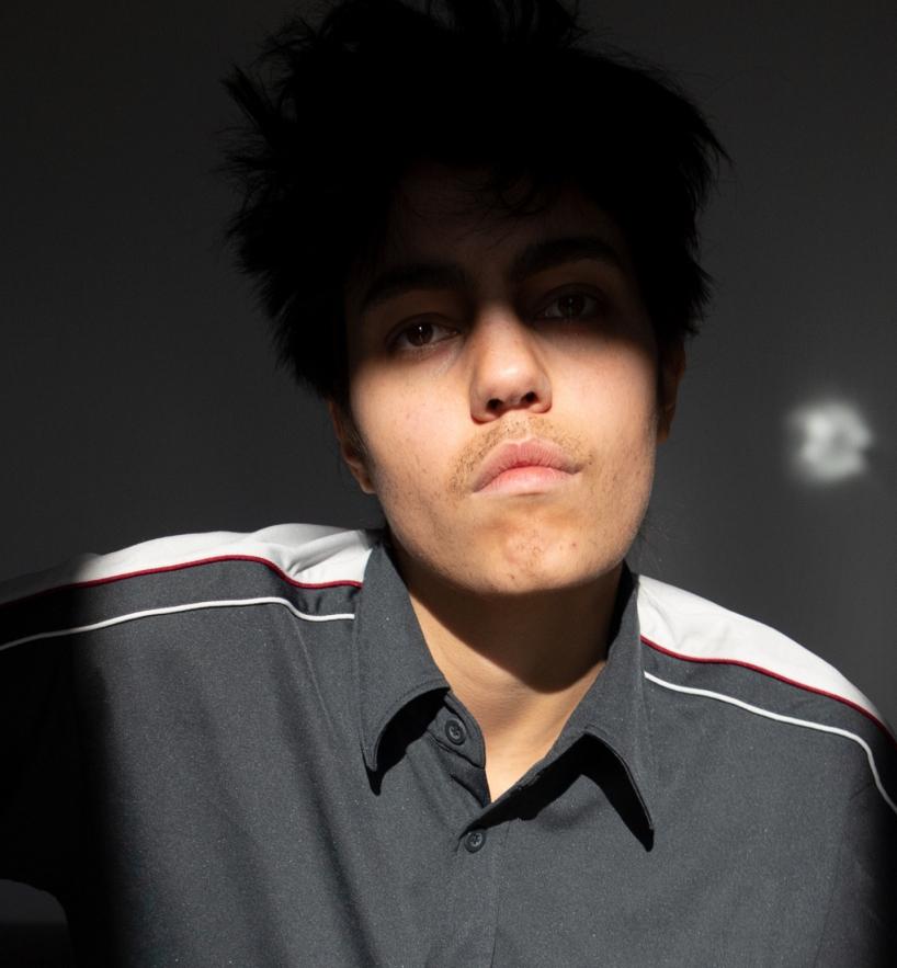 Autoportrait auf einem Kanapee I – Photograph von Karla Hiraldo Voleau 