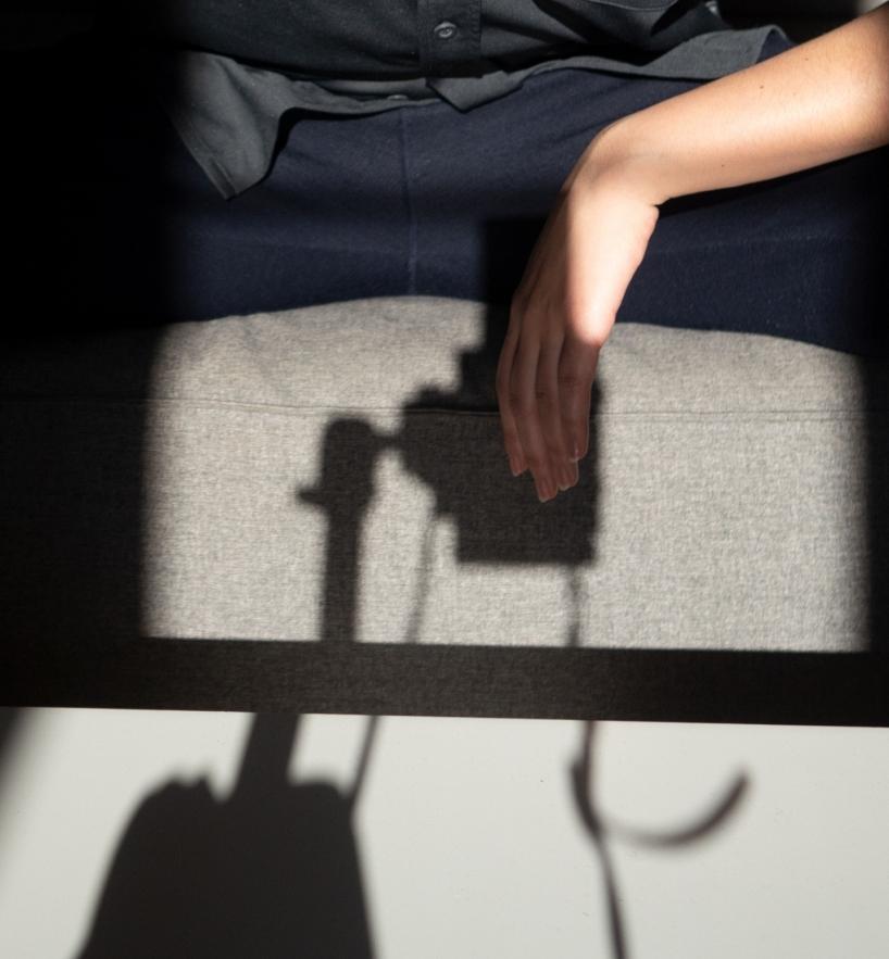 Karla HIRALDO VOLEAU (*1992, französisch-dominikanisch)
Autoportrait auf einem Kanapee I, 2021
Archivalischer Pigmentdruck auf Hahnemühle Photo-rag Papier
70 x 50 cm (27 1/2 x 19 3/4 in.)
Auflage 2 plus 1 Probedruck des Künstlers
Nur