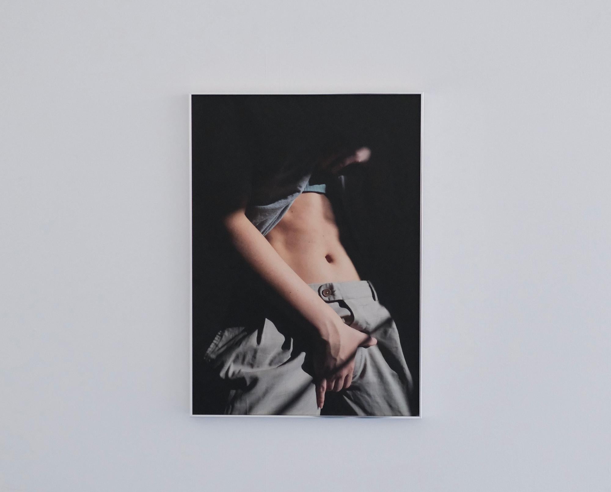 Karla HIRALDO VOLEAU (*1992, französisch-dominikanisch)
Autoportrait auf einem Blumenstrauß, 2021
Archivalischer Pigmentdruck auf Hahnemühle Photo-rag Papier
70 x 50 cm (27 1/2 x 19 3/4 in.)
Auflage von 2 Exemplaren plus 1 Künstlerabzug (AP1)