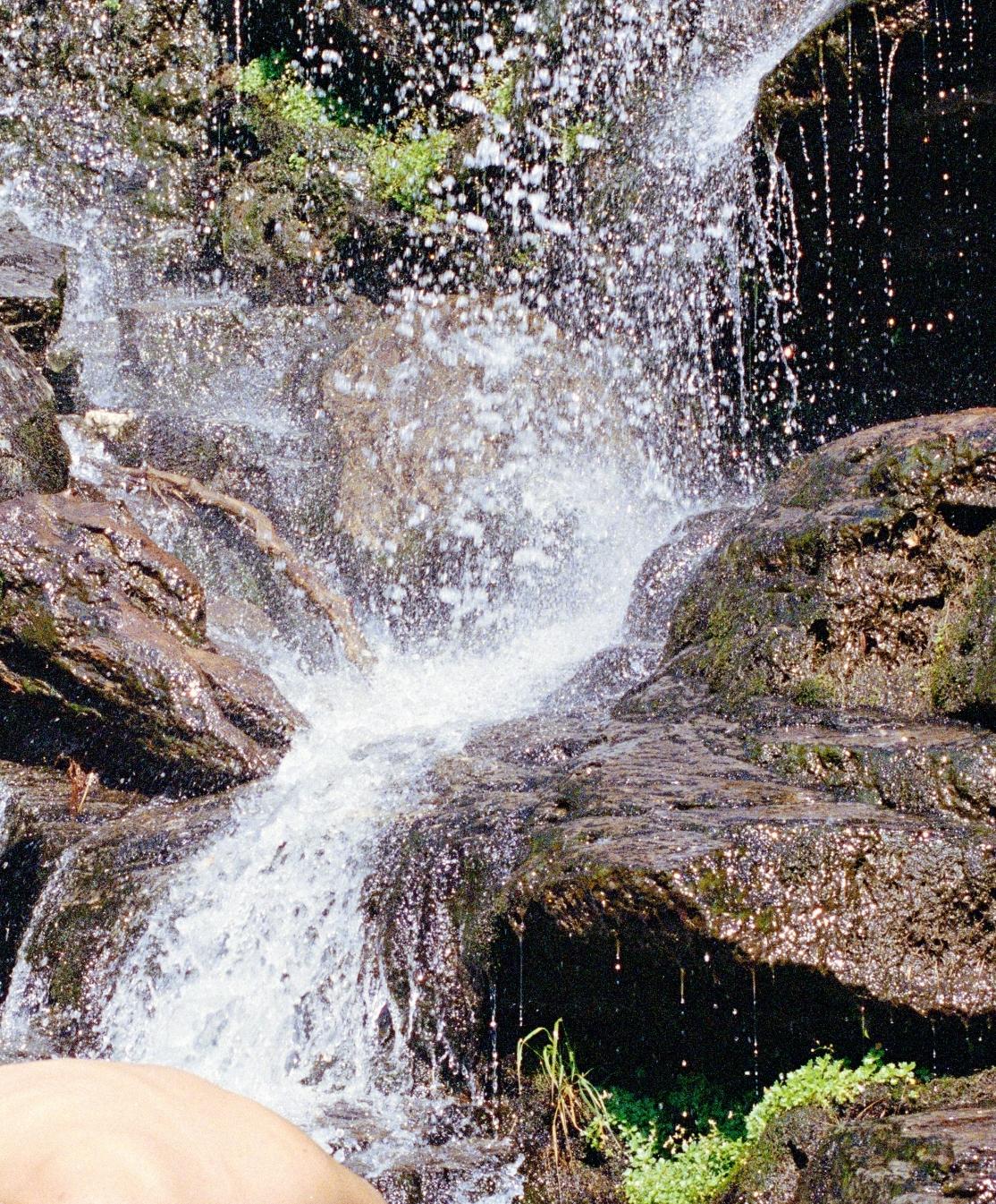 Absturz (Grau), Color Photograph, von Karla Hiraldo Voleau 