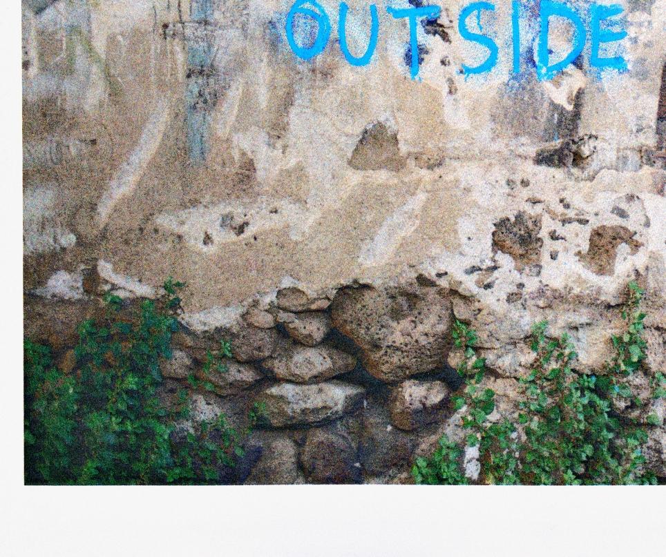 Définissez-vous en dehors de la douleur ou des hommes - Gris Color Photograph par Karla Hiraldo Voleau 