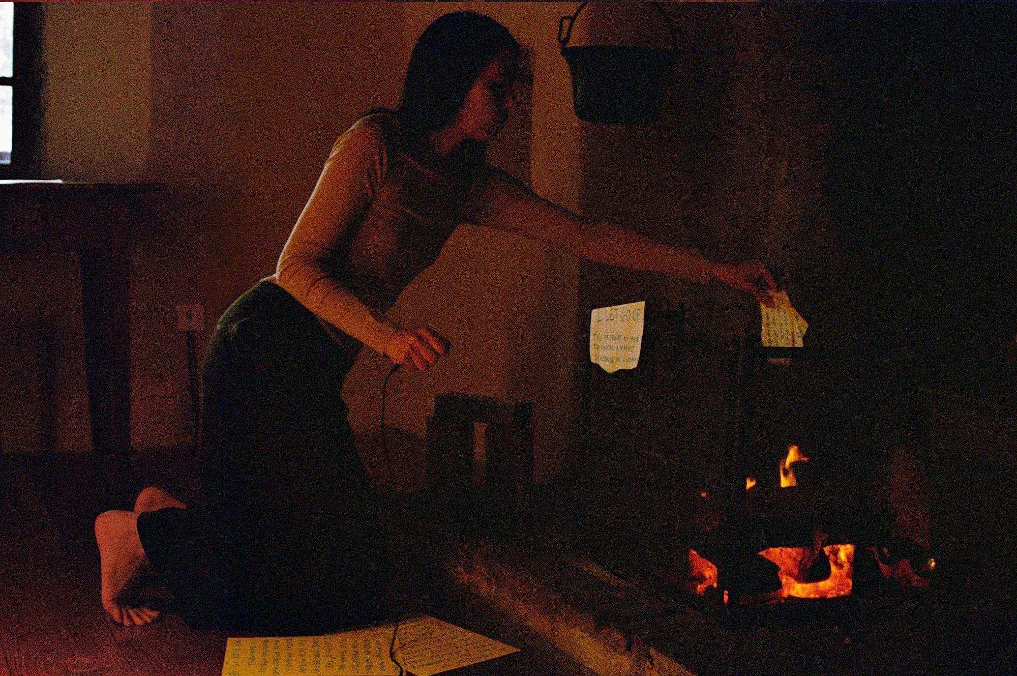 Je laisse tomber - Contemporain Photograph par Karla Hiraldo Voleau 