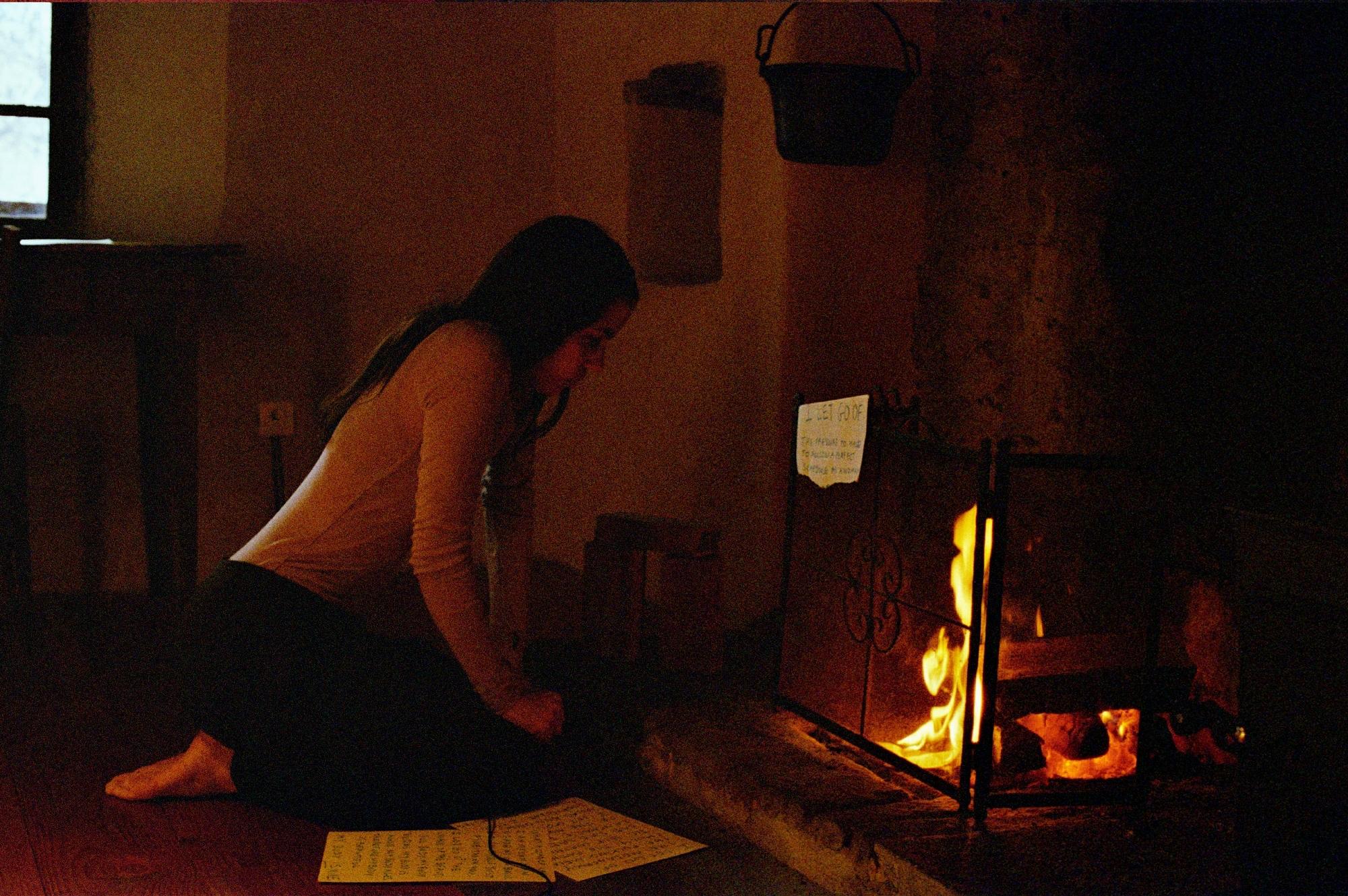 Je laisse tomber - Noir Color Photograph par Karla Hiraldo Voleau 