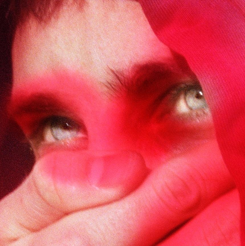 Quentin (Rot), Color Photograph, von Karla Hiraldo Voleau 
