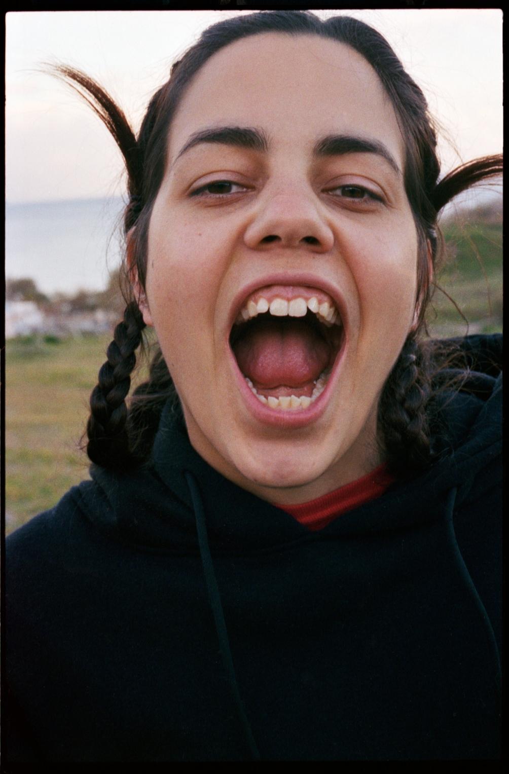 Karla HIRALDO VOLEAU (*1992, französisch-dominikanisch)
Rrrraw, 2019
Tintenstrahl auf Hahnemuhle Photo Rag Baryta
44 x 29 cm (17 3/8 x 11 3/8 in.)
Auflage von 3 Exemplaren plus 2 Probedrucke
Signiert von der Künstlerin

Karla Hiraldo Voleau, geboren