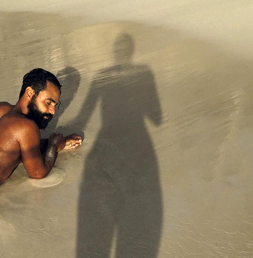 Tocando a Dimas - Nude Photograph Marrone di Karla Hiraldo Voleau 