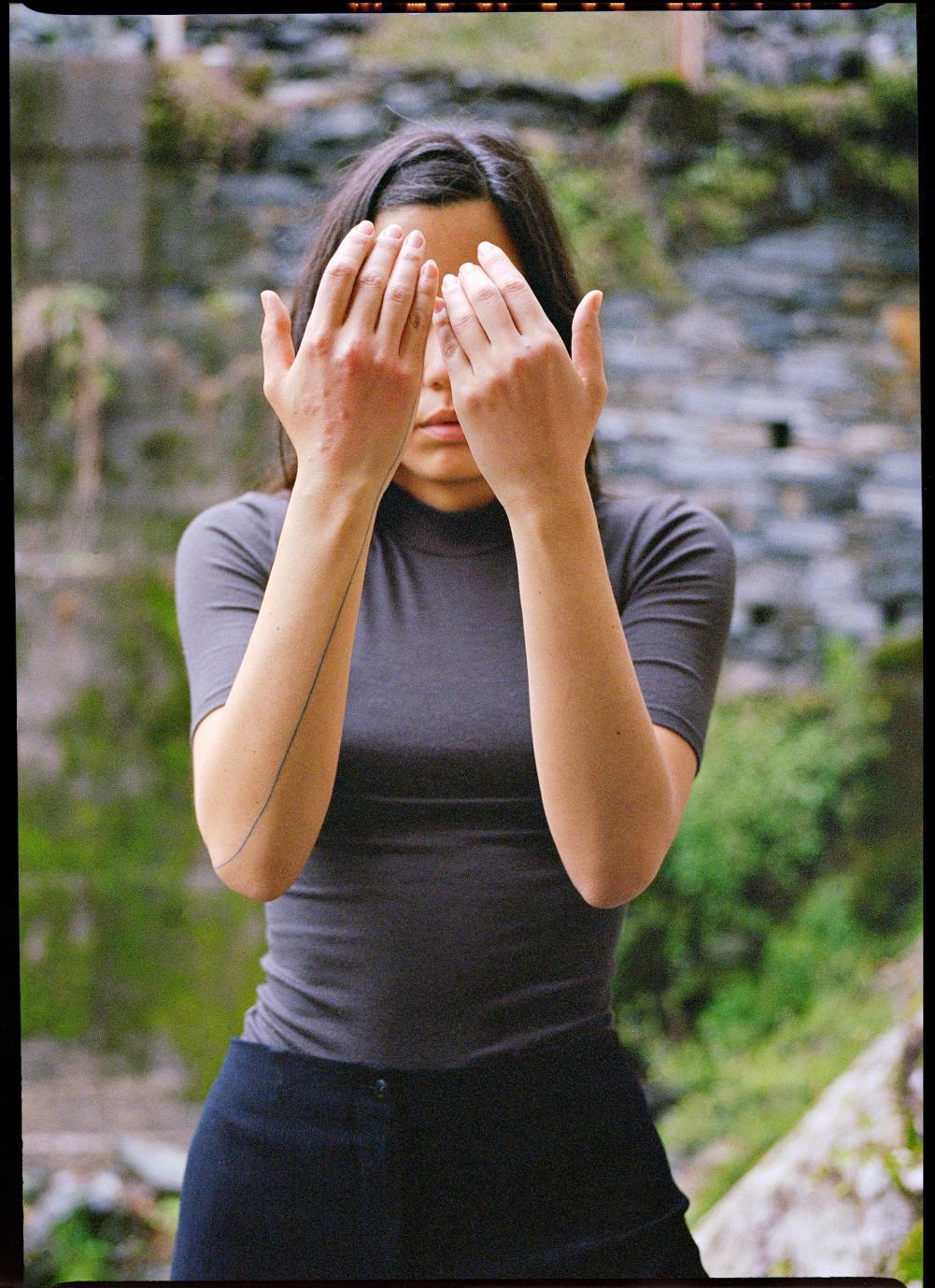Tus putas ortigas - Contemporain Photograph par Karla Hiraldo Voleau 