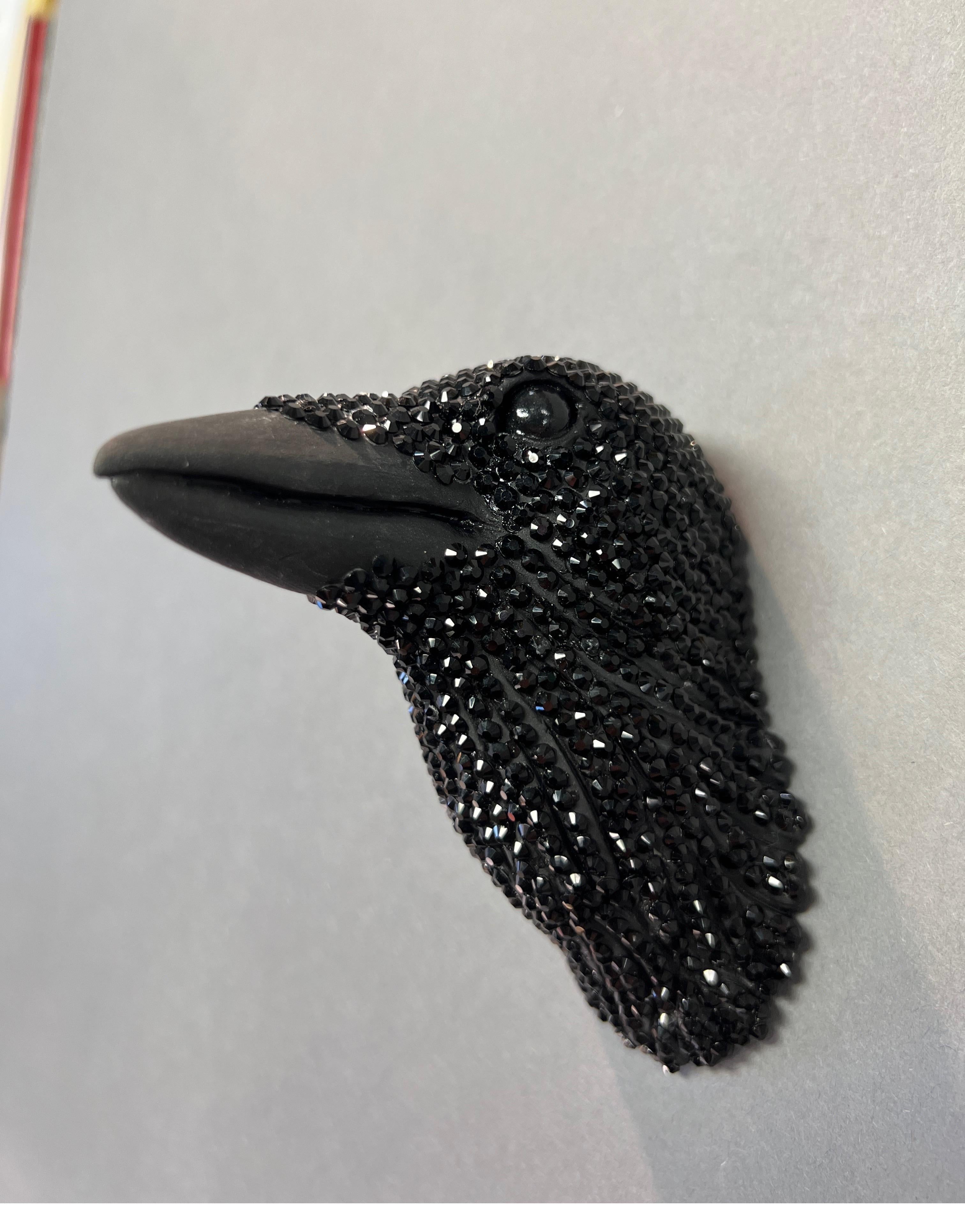 Keramik, Swarovski-Kristalle, Wandskulptur eines Crow Head – Sculpture von Karla Walter