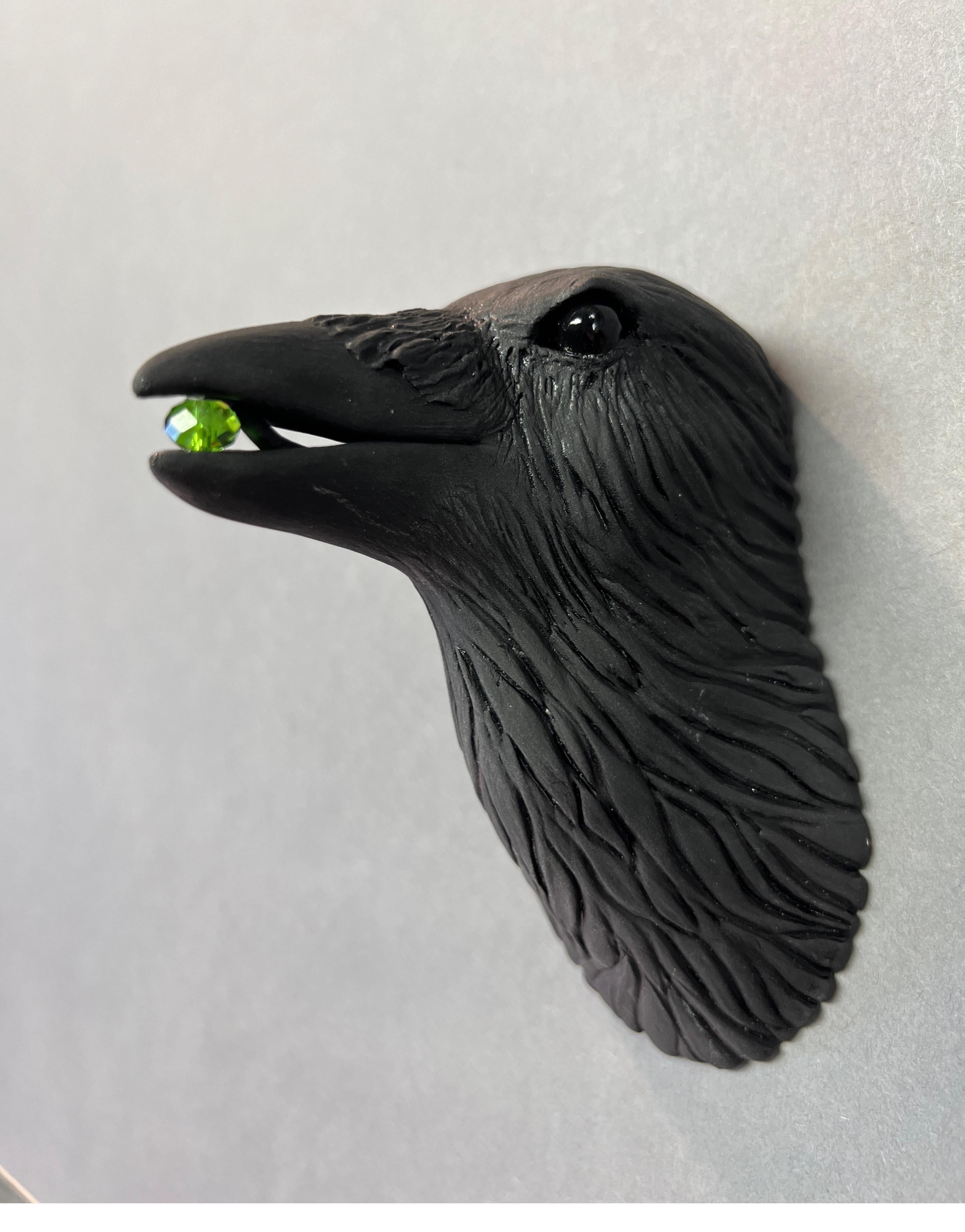 Keramische Wandskulptur der Crow #8 – Sculpture von Karla Walter