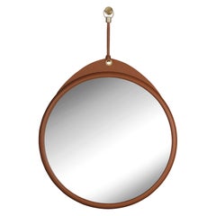 Grand miroir rond Karlo en cuir et laiton brossé, par Madheke