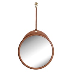Miroir rond Karlo, modèle moyen, en cuir et laiton brossé, par Madheke
