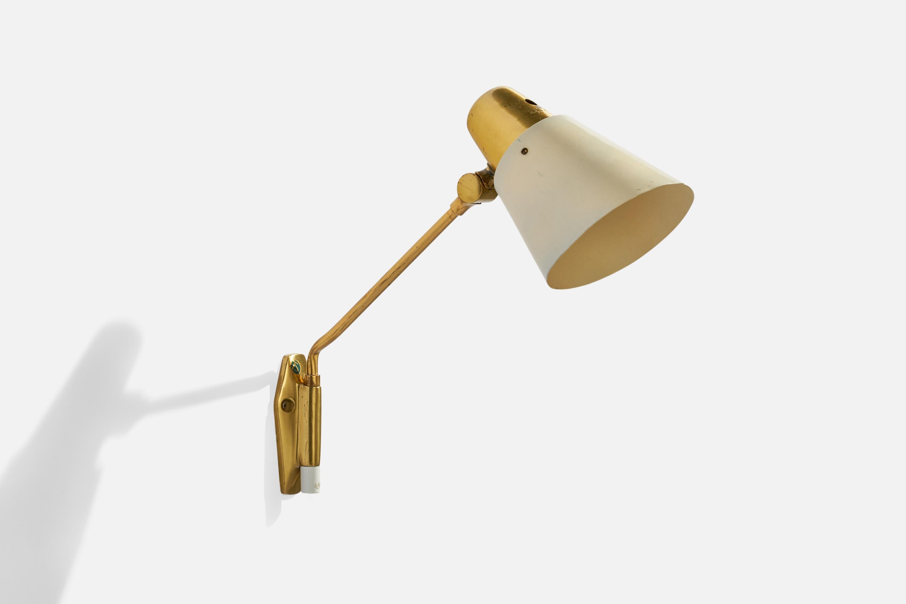 An adjustable brass and off-white lacquered metal wall light designed and produced by Karlskrona Lampfabrik, Sweden, 1950s.

Overall Dimensions (inches): 11.5” H x 5.25 W x 13.5” D
Back Plate Dimensions (inches): 4.5” H x 2”  W x 1.1” D
Bulb
