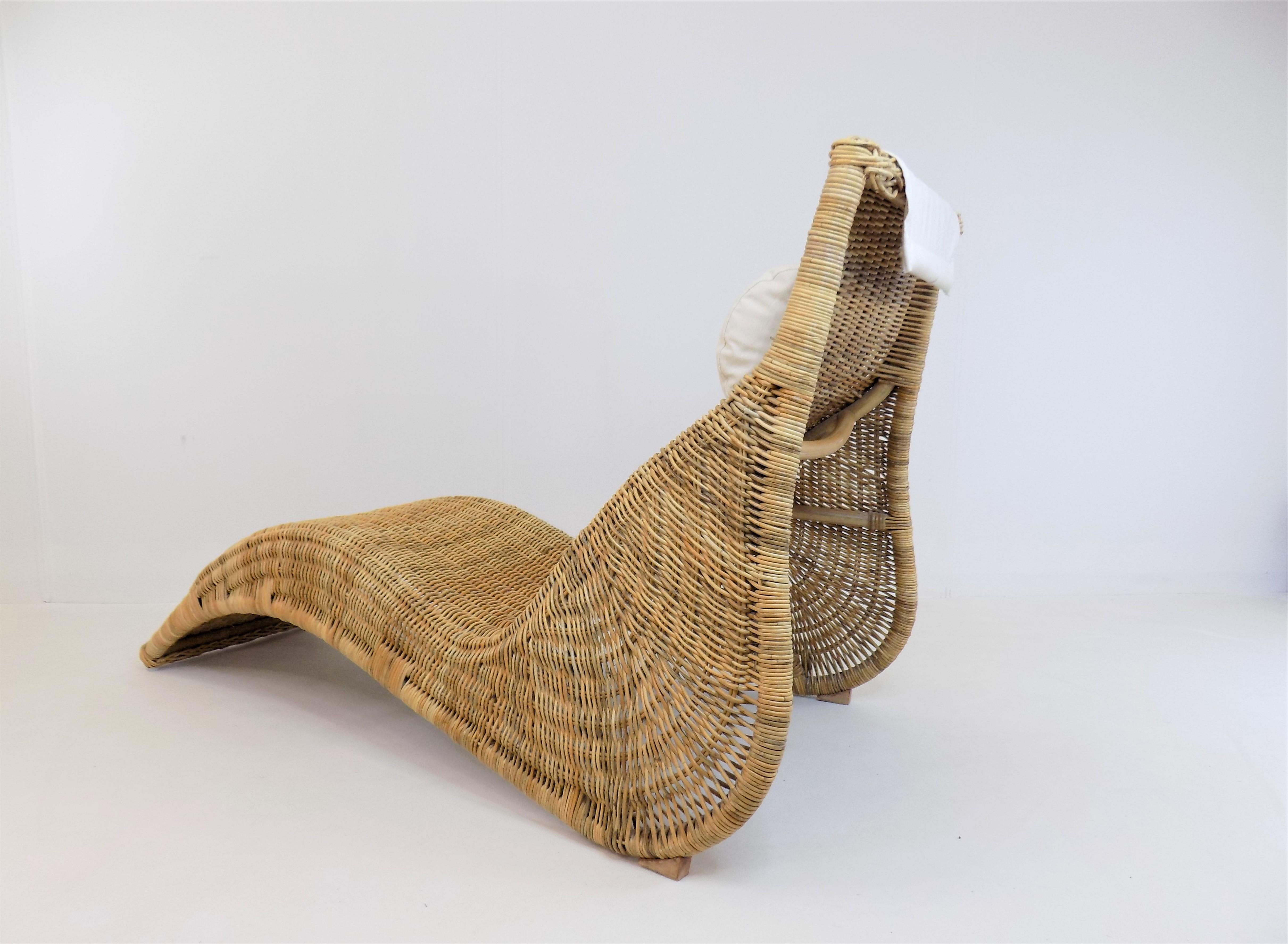 This solid rattan Karlskrona lounger comes in excellent condition. The rattan weave is undamaged and the construction is solid. The lounger has the original pillow, made of white cotton, which can be infinitely adjusted.

 

The Karlskorna lounger
