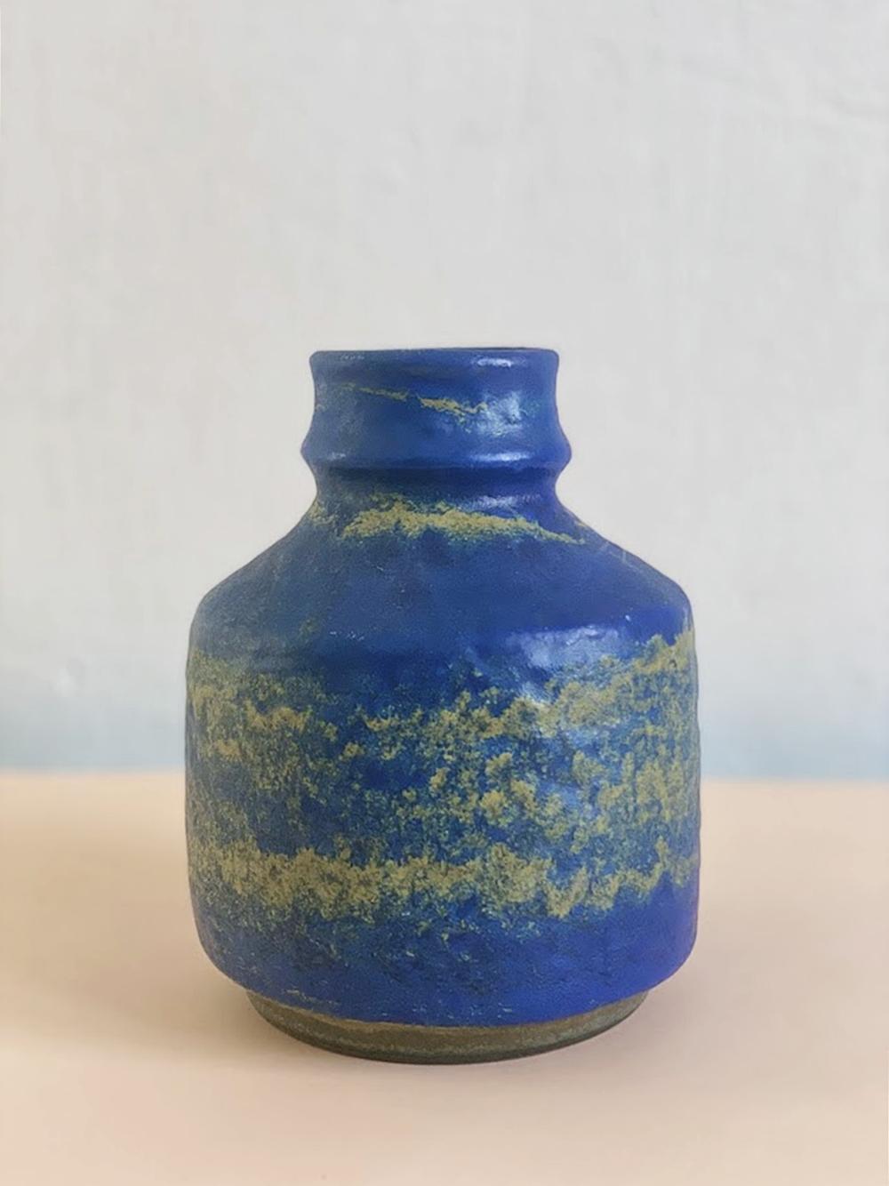 Diese wunderschöne, originale Vintage-Vase wurde in den 1960er Jahren von dem renommierten deutschen Hersteller Karlsruhe Majolika Keramik hergestellt. Er ist ein außergewöhnliches Beispiel für modernes Design aus der Mitte des Jahrhunderts und