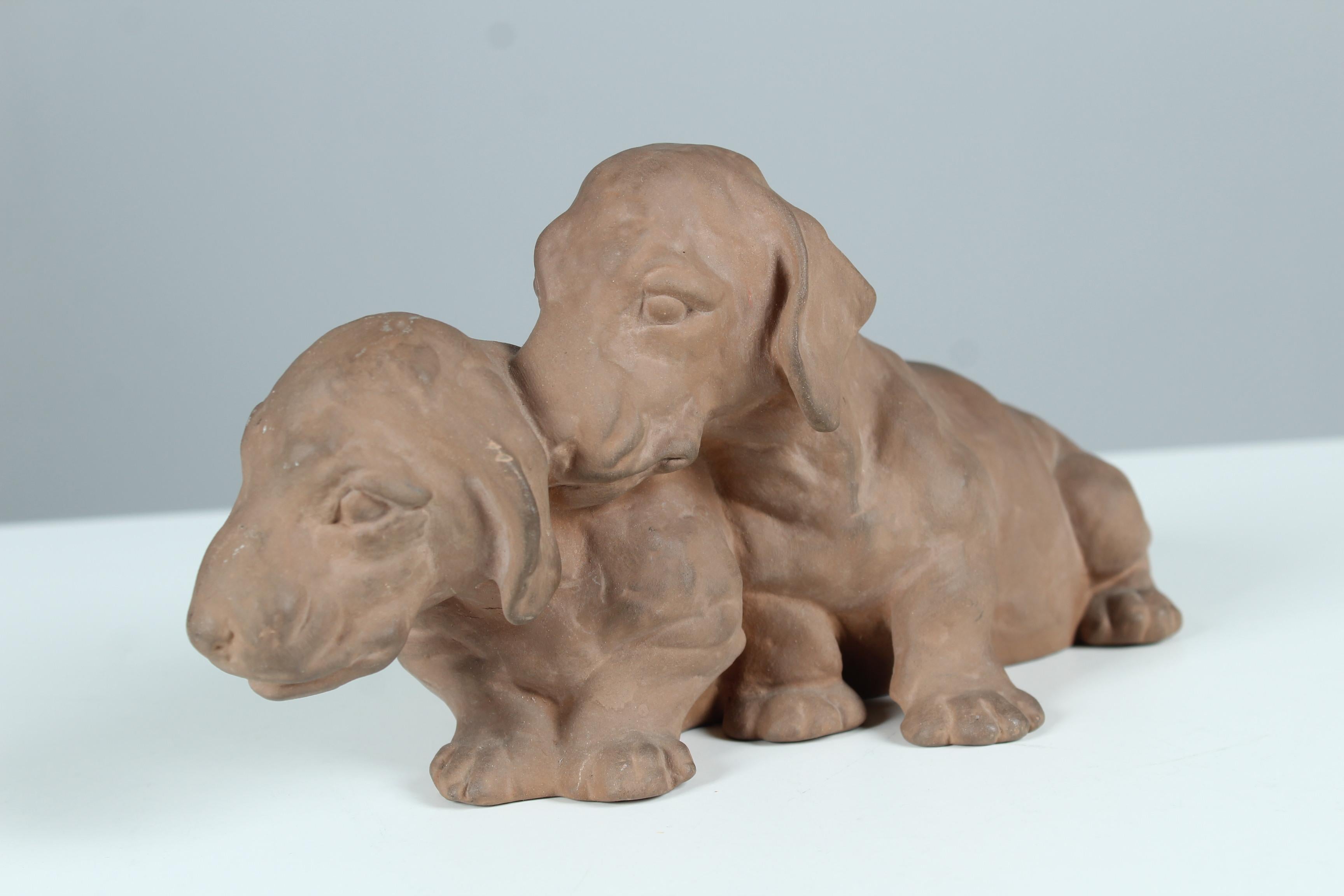 Allemand Karlsruhe Majolika Manufactory Sculpture, Chiens, Teckel, Allemagne, 20e siècle en vente