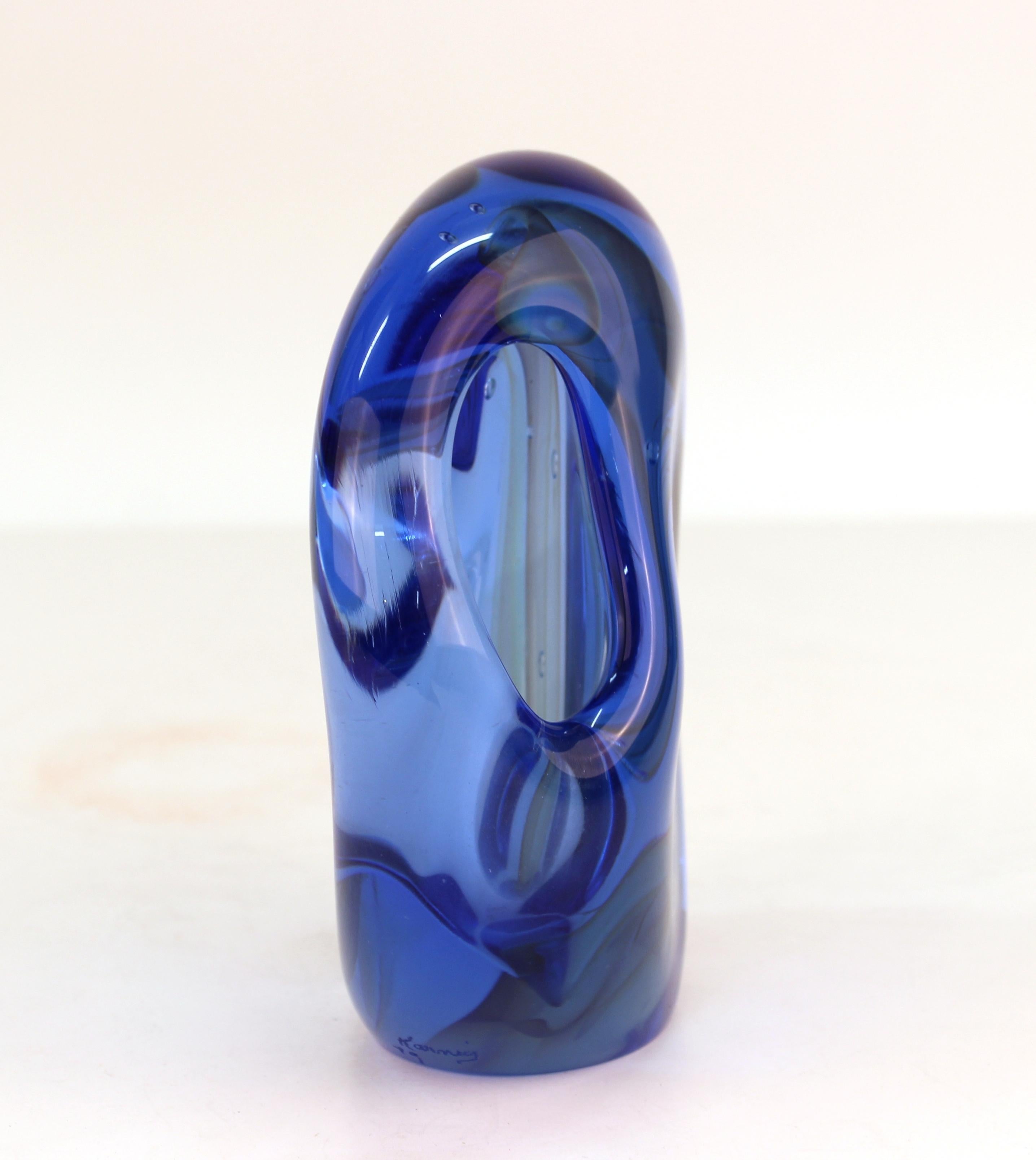 Modernist abstract studio art glass sculpture by master glass artist Karnig Dabanian, in shades of blue. The piece is in great vintage condition.