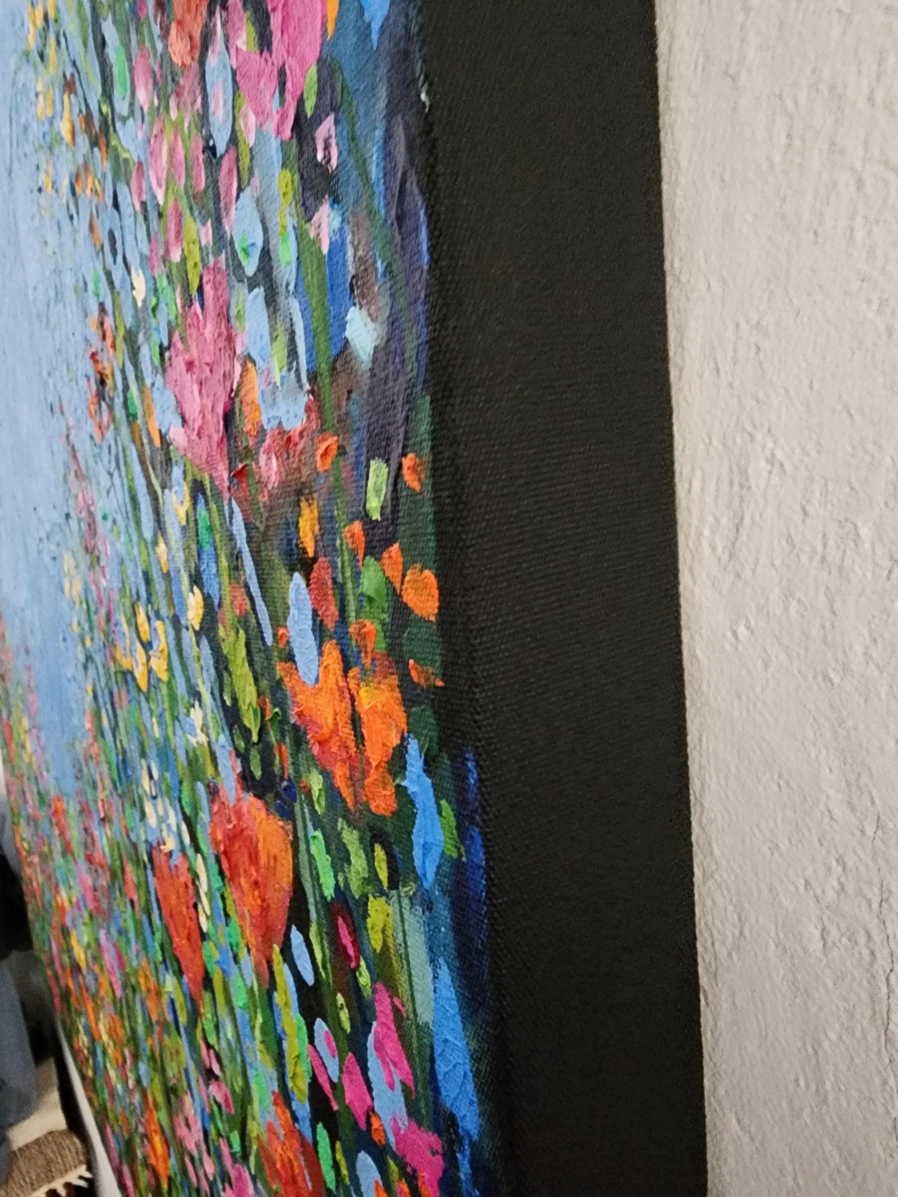 Célébration des fleurs sauvages - Peinture aux couleurs abondantes et florale « Mother Earth Striking » - Gris Landscape Painting par Karnish Art