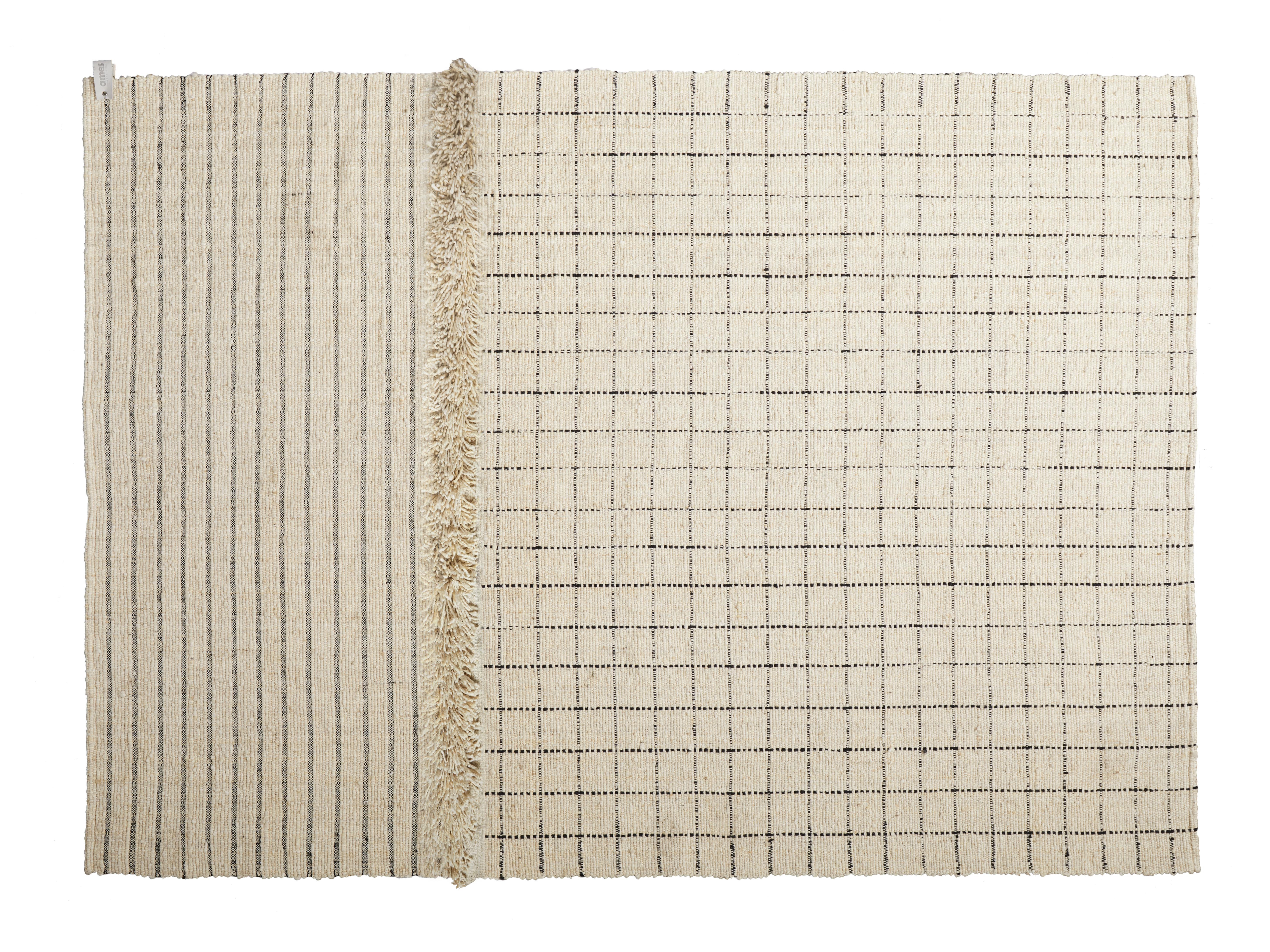 Karo großer Subas-Teppich von Sebastian Herkner
MATERIALIEN: 100% natürliche Schurwolle. 
Technik: Natürlich gefärbte Fasern. Handgewebt in Kolumbien.
Abmessungen: B 310 x L 420 cm 
Erhältlich in den Farben: Karo, linea 1, linea 2, moton,