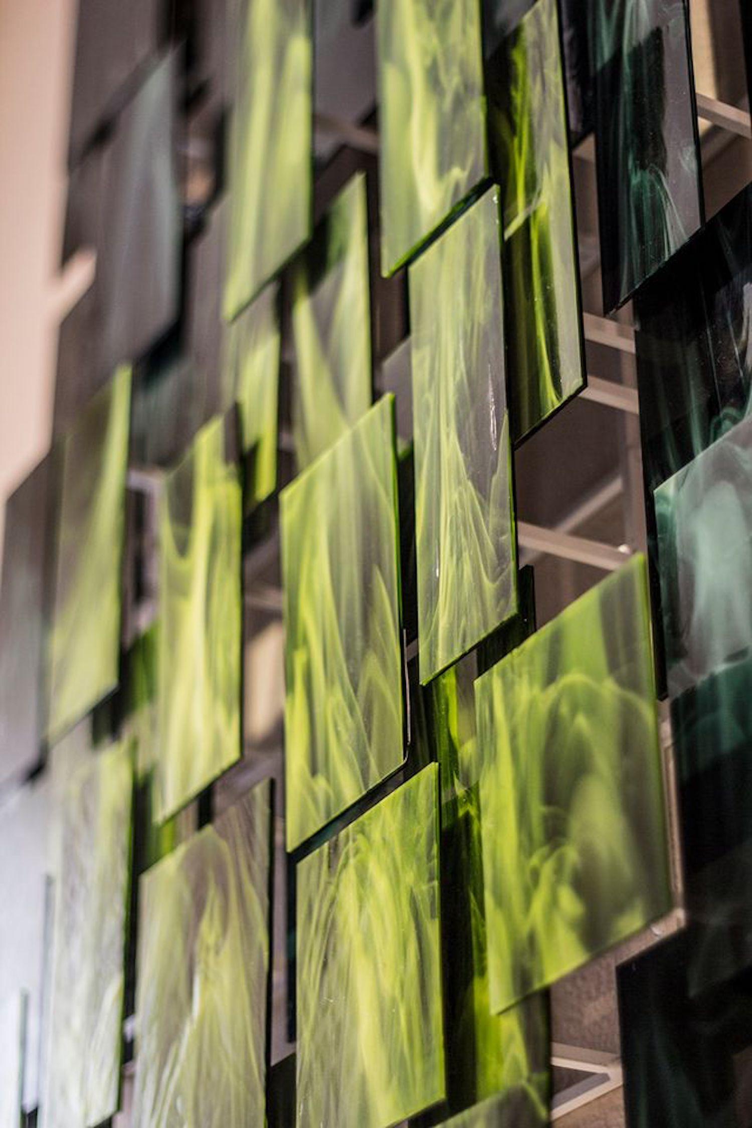 Forest, sculpture murale originale en verre et métal abstrait en 3D - Moderne Sculpture par Karo Martirosyan