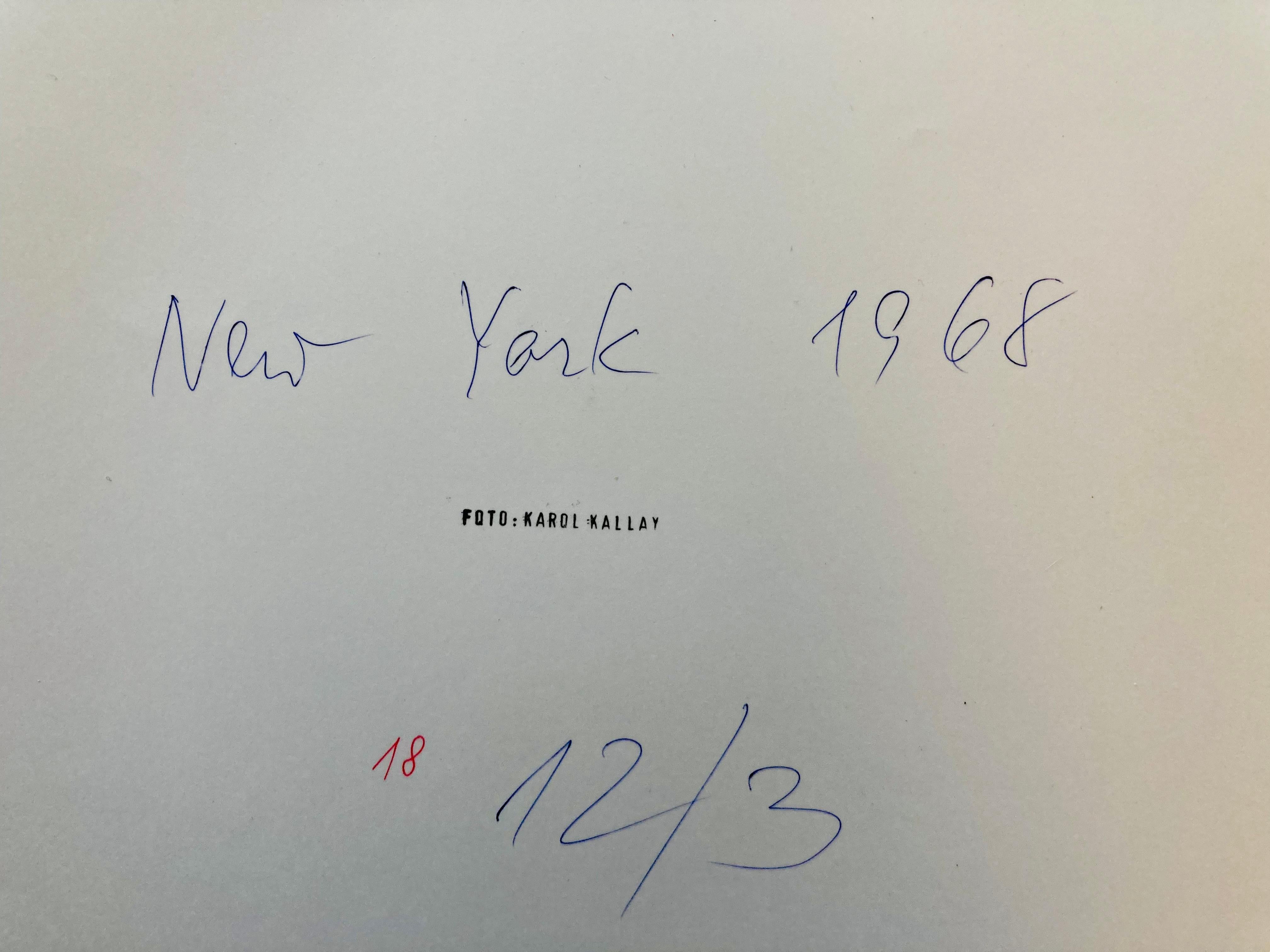 Die Fotografie auf Fotopapier wird auf der Rückseite vom Autor gestempelt, ein Ursprungszeugnis wird hinzugefügt. Entstanden in NY 1968 für ein Buch über NY.