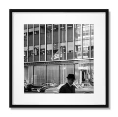 Fotografía fotorrealista en blanco y negro de los años 60, sin enmarcar, que muestra un reflejo