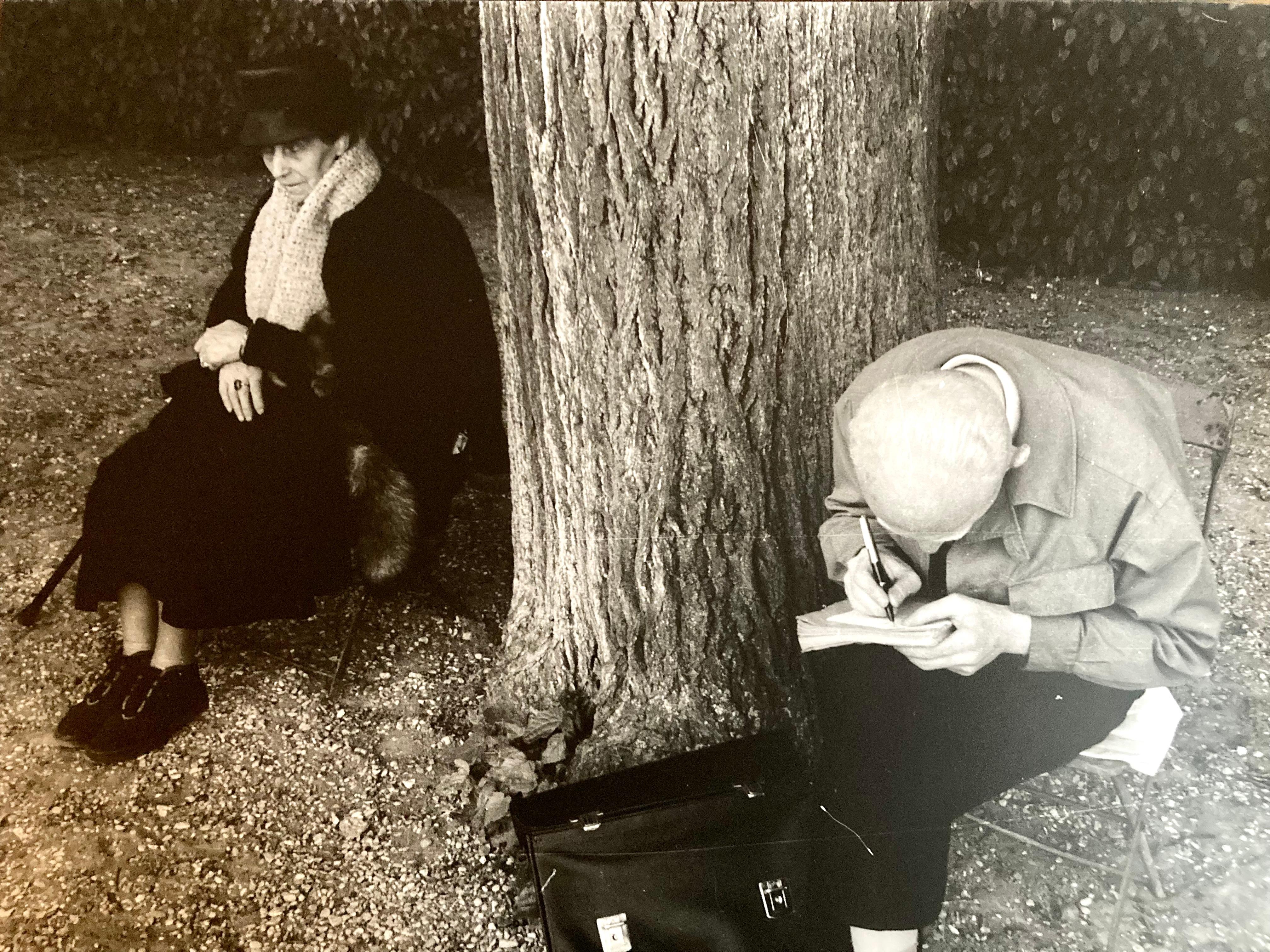 Karol Kallay Black and White Photograph – Zwei Kissen, eine Baumfotografie, Paris, signiert