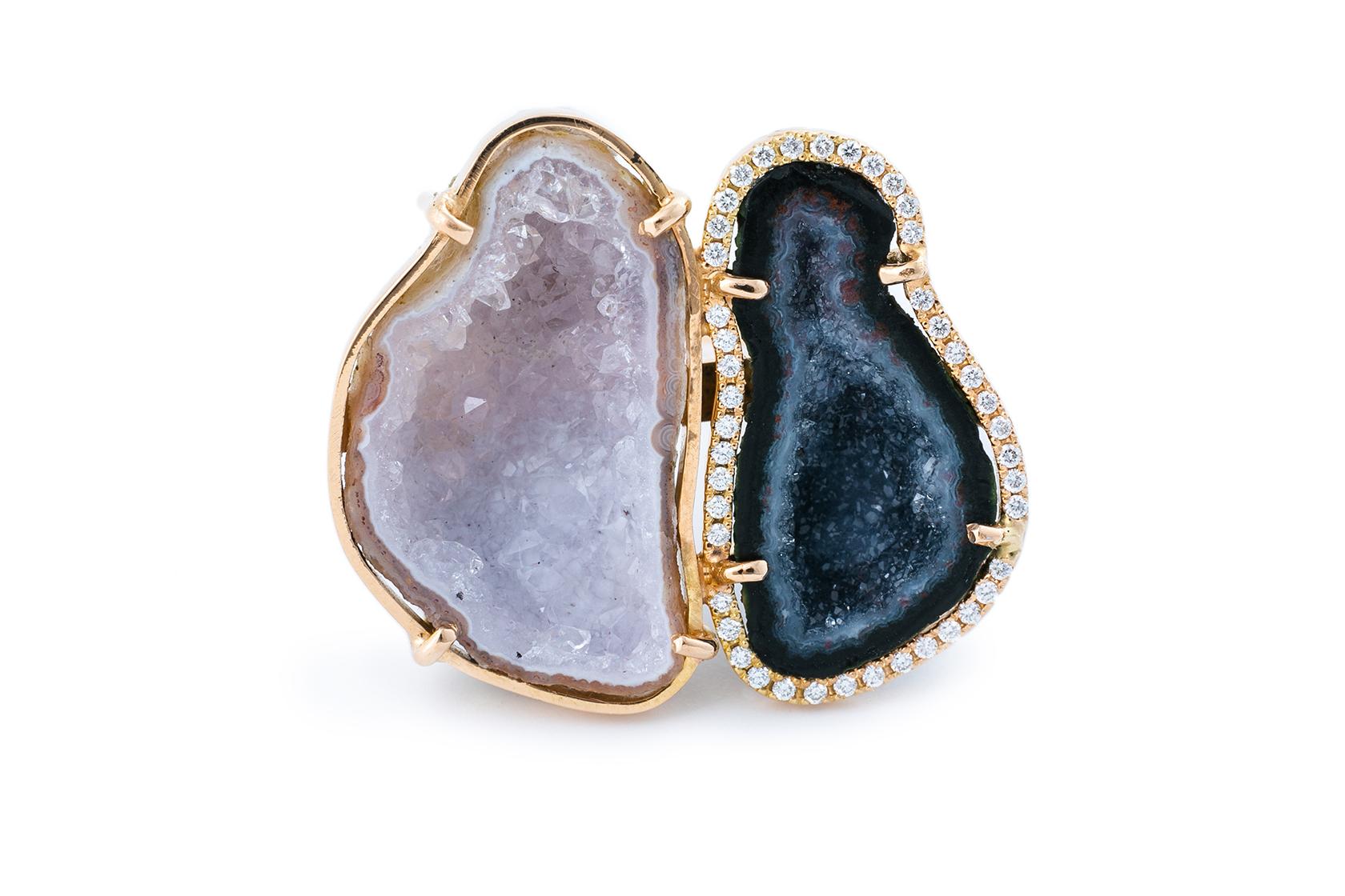 Black/white is the designer's favorite colors combination.
This amazing geode ring is set in 18 k rose gold and 0.26 ct dazzling diamonds.
Great to take on your travels or to wear it with all outfits.