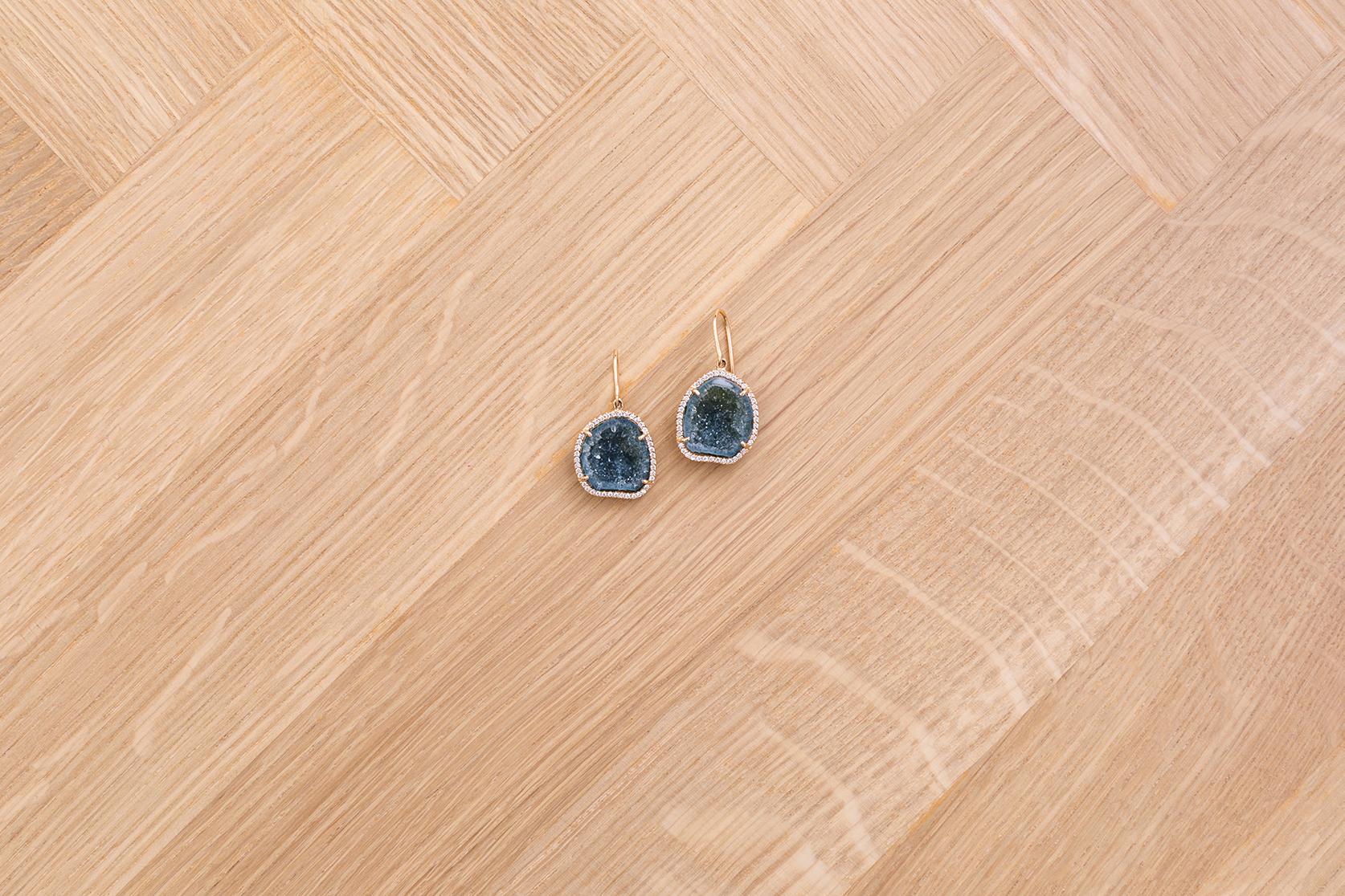 Karolin's Jewellery is totally unique. So are these hand-picked agate geodes in blue/green. The 18K rose gold settings are framed by 0.39 ct of diamonds that follow the organic contour. Wear them in Summer or add them to your Winter Whites.