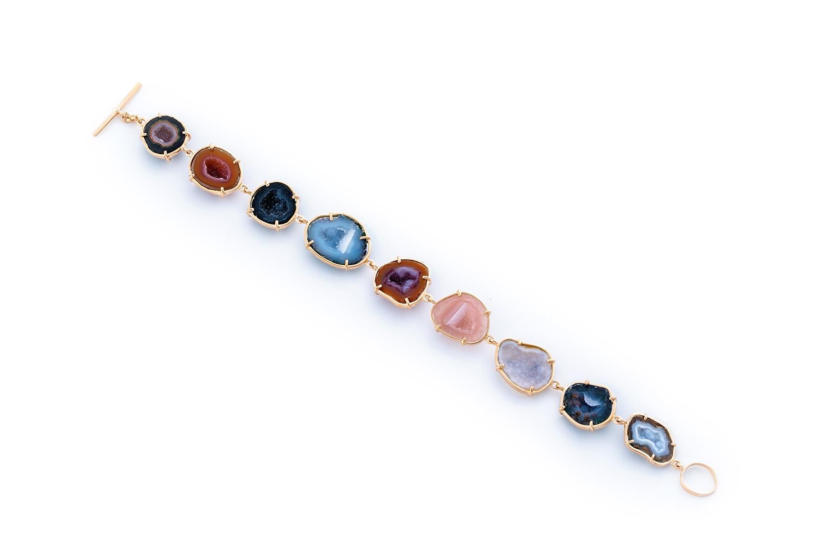 There are many ways to style this bracelet, but it will always be beautiful! 
Handmade, piece by piece in 18k rose gold and a variety of agate geodes.
A great piece to buy or to offer as a present.