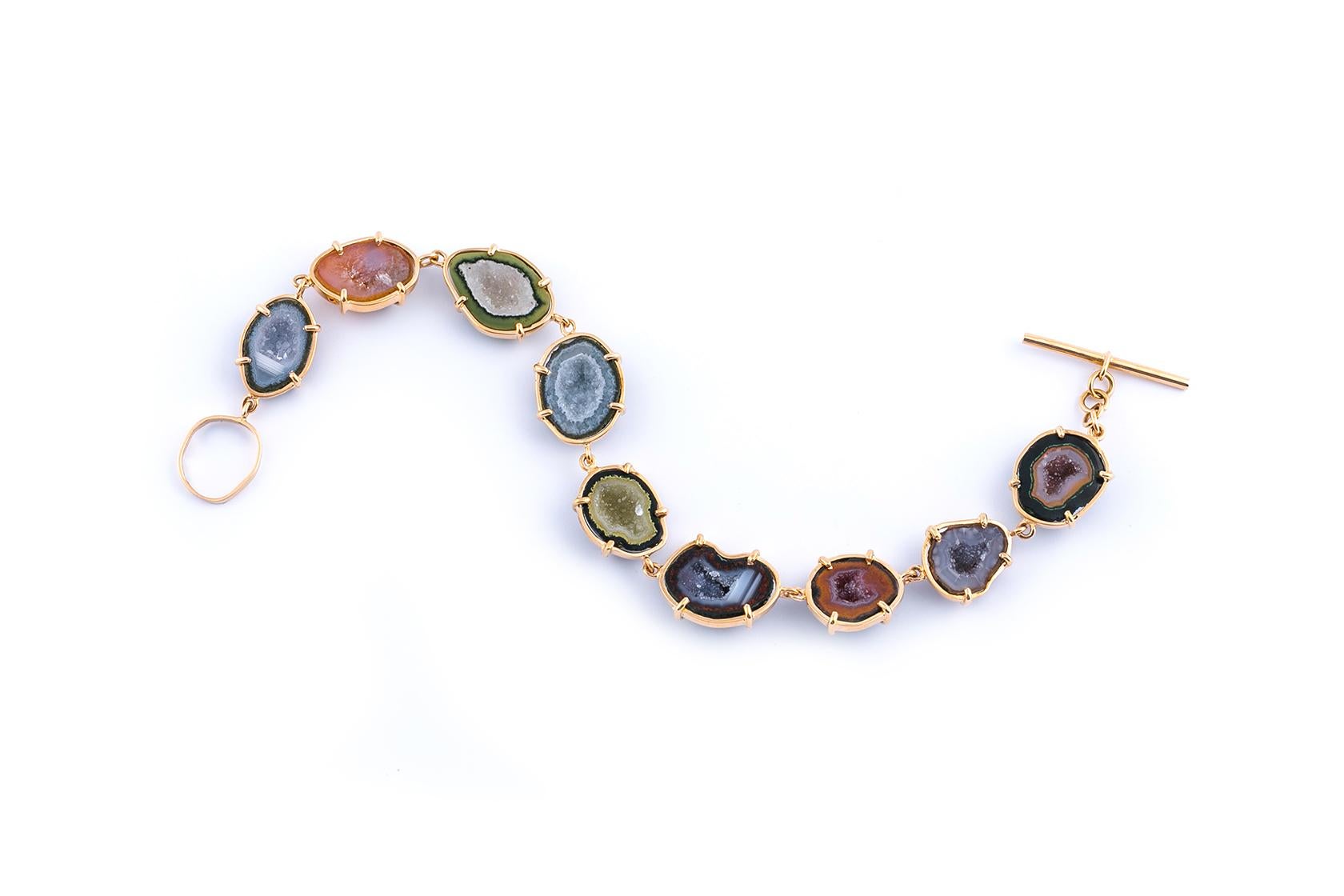 There are many ways to style this bracelet, but it will always be beautiful! 
Handmade, piece by piece in 18k rose gold and a variety of agate geodes.
A great piece to buy or to offer as a present.