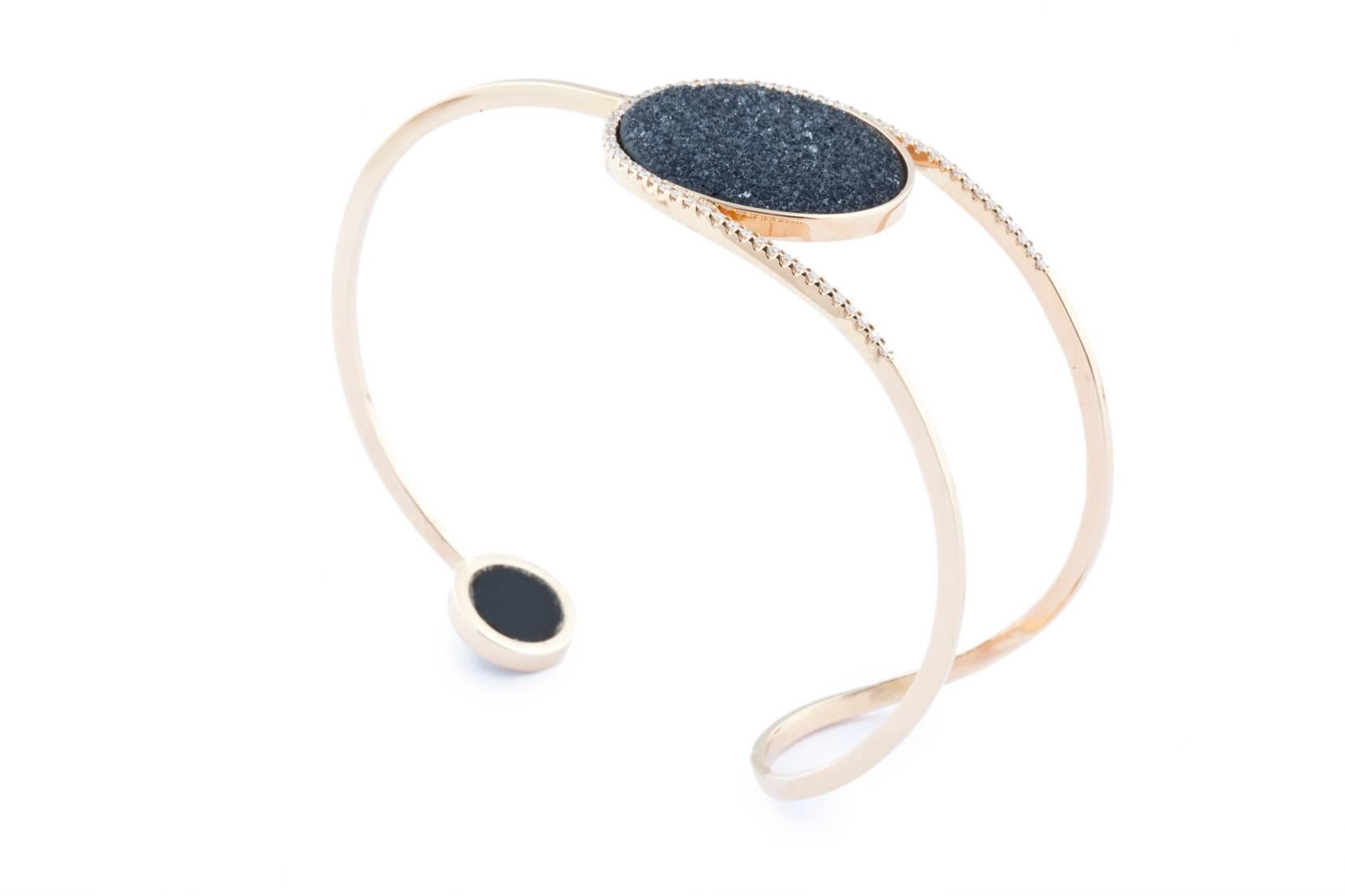 Black druzy agate and 0,38 ct diamonds, the perfect match!
Set in 18k rose gold, this bracelet had the look of a cuff, but so elegant and delicate...
It looks like a sculpture, a piece of art.
