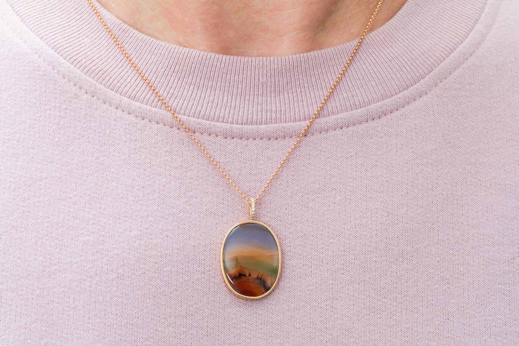 This landscape is natural! Made of agate and set in 18k pink gold with diamonds on the hook.
The pendant comes with a 18k pink gold adjustable chain of 50 cm.
Wear it alone or layer with other chains for a summer look!