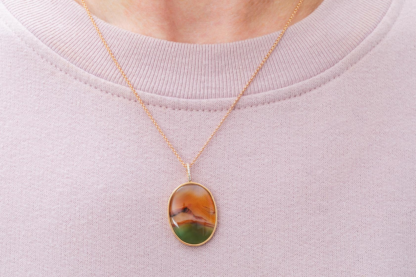 This landscape is natural! Made of agate and set in 18k pink gold with diamonds on the hook.
The pendant comes with a 18k pink gold adjustable chain of 50 cm.
Wear it alone or layer with other chains for a summer look!
