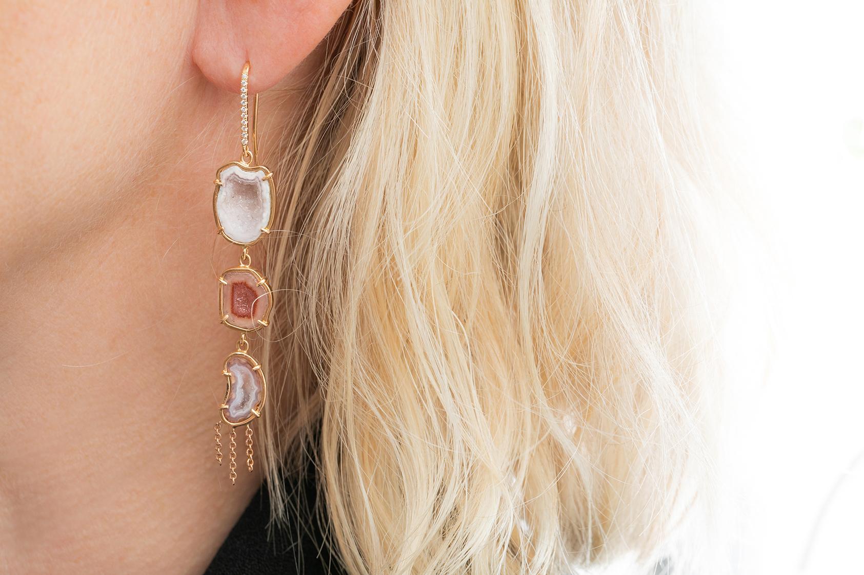 Earrings like a waterfall...
These beauties are set with 18 k rose gold and Light colored agate geodes.
With little Gvs diamonds ont he hook, they will complete your outfit, day or nights.
