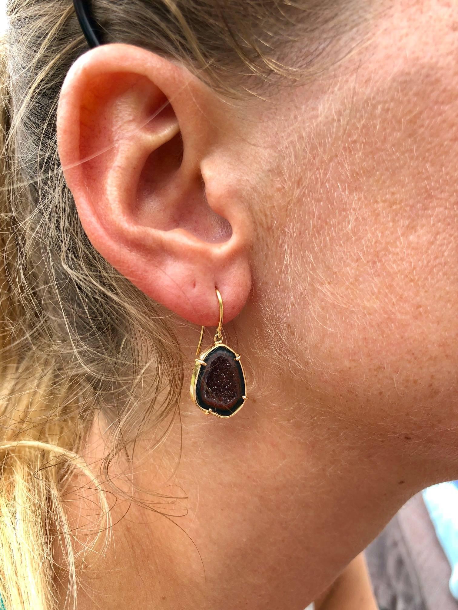 Karolin's 'Dylan' earrings are handcrafted from 18 K rose gold.
These earrings are simple but oh so beautiful.
The color bordeaux is amazing for Summer and Winter.