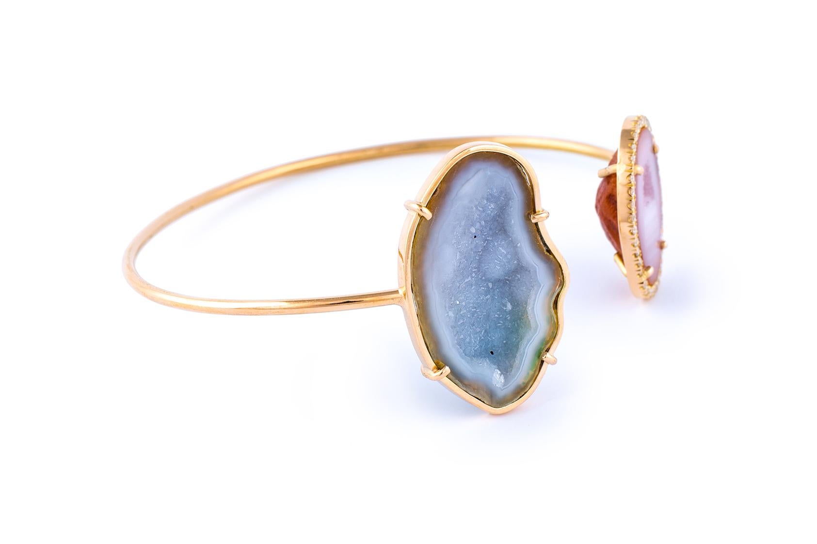 Handmade in Antwerp, this bangle gives you an instant Summer feeling.
Set in 18k rose gold, surrounded by 0.26 ct sparkling diamonds.
The agate geodes are blue and pink. The colors change with sunlight and the color of your clothes. Perfect with
