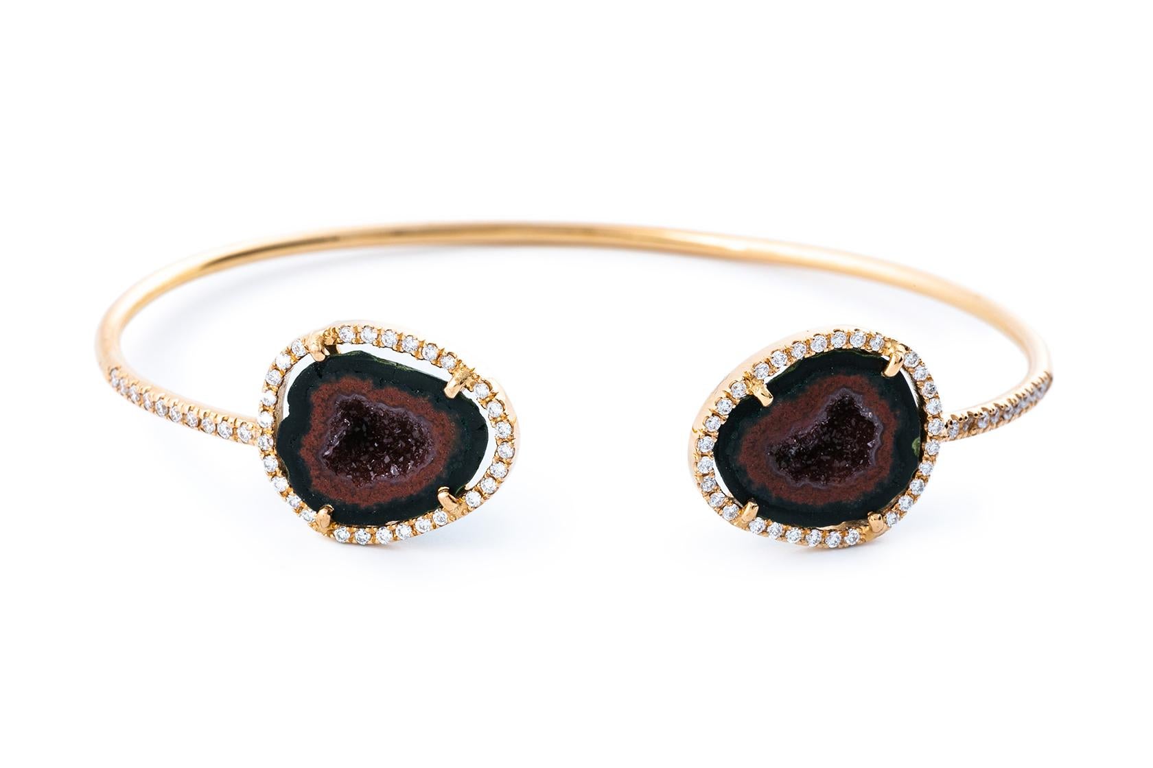 
The beautiful bordeaux colors of the agates come out even more with the shimmering of the 0.58 ct gvs white diamonds surrounding the stones.
We like the piece stacked with other bangles in different colors.
Perfectly for evenings or during the