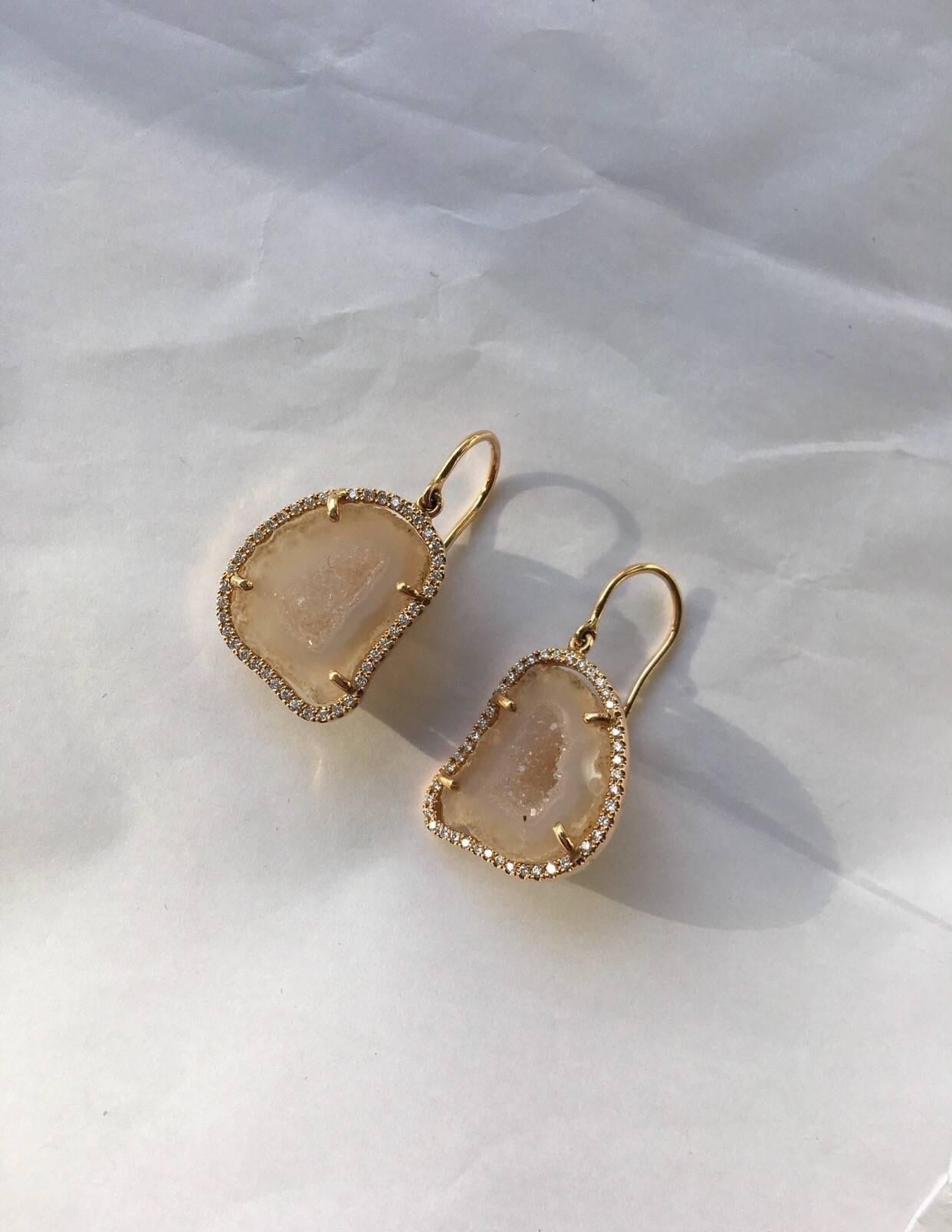 Like the Rays of Sun!
These 18k rose gold Agate geode earrings will lighten up your day!
Set with a halo of 0.50 ct gvs diamonds, they reflect even sunshine on a rainy day.
Perfect in Summer but even better in Winter.
