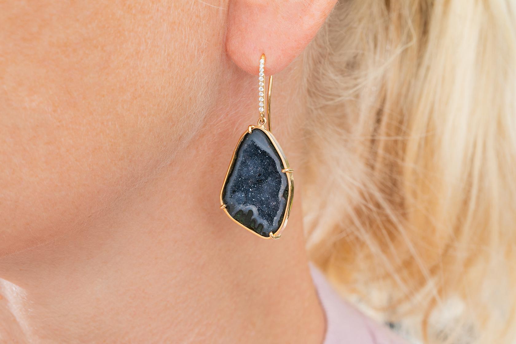 Karolin's Alison earrings are made of 18 ct rose gold with sparkling diamonds on the hook.
The color of the agate geode is midnight blue!
Wear it for dinner dates or with a pair of blue jeans!