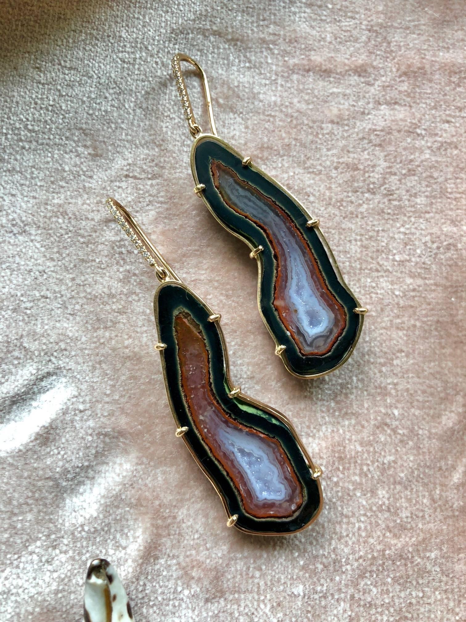 Karolin's Alison earrings are made of 18 ct rose gold with sparkling diamonds on the hook.
The colors of the agate geode is amazing!
The perfect statement earrings!