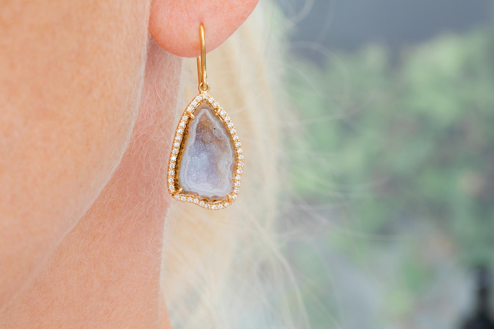 Beauty's!
These light pink/lila agate geode earrings are handcrafted from 18k rose gold and encrusted with O.48 carat of diamonds.
We think they make a thoughtful gift for the woman who has an elegant style of fashion.


