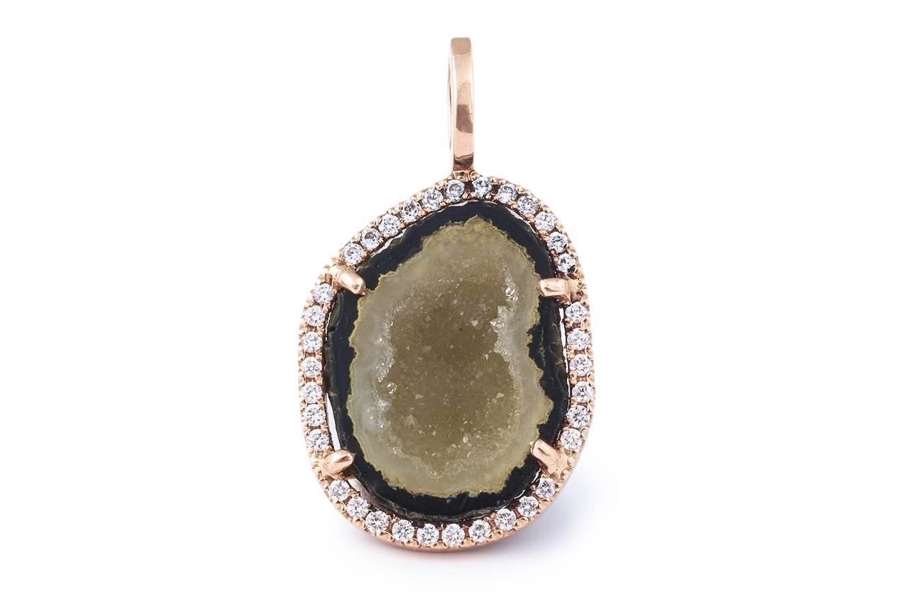 Green is one of my favorite colors, the designer says.
Next fashion trends are all about green!
This 18 k rose gold green agate geode pendant has 0.21 ct of dazzling diamonds.
This is the perfect gift for yourself or a special person.
The chain is