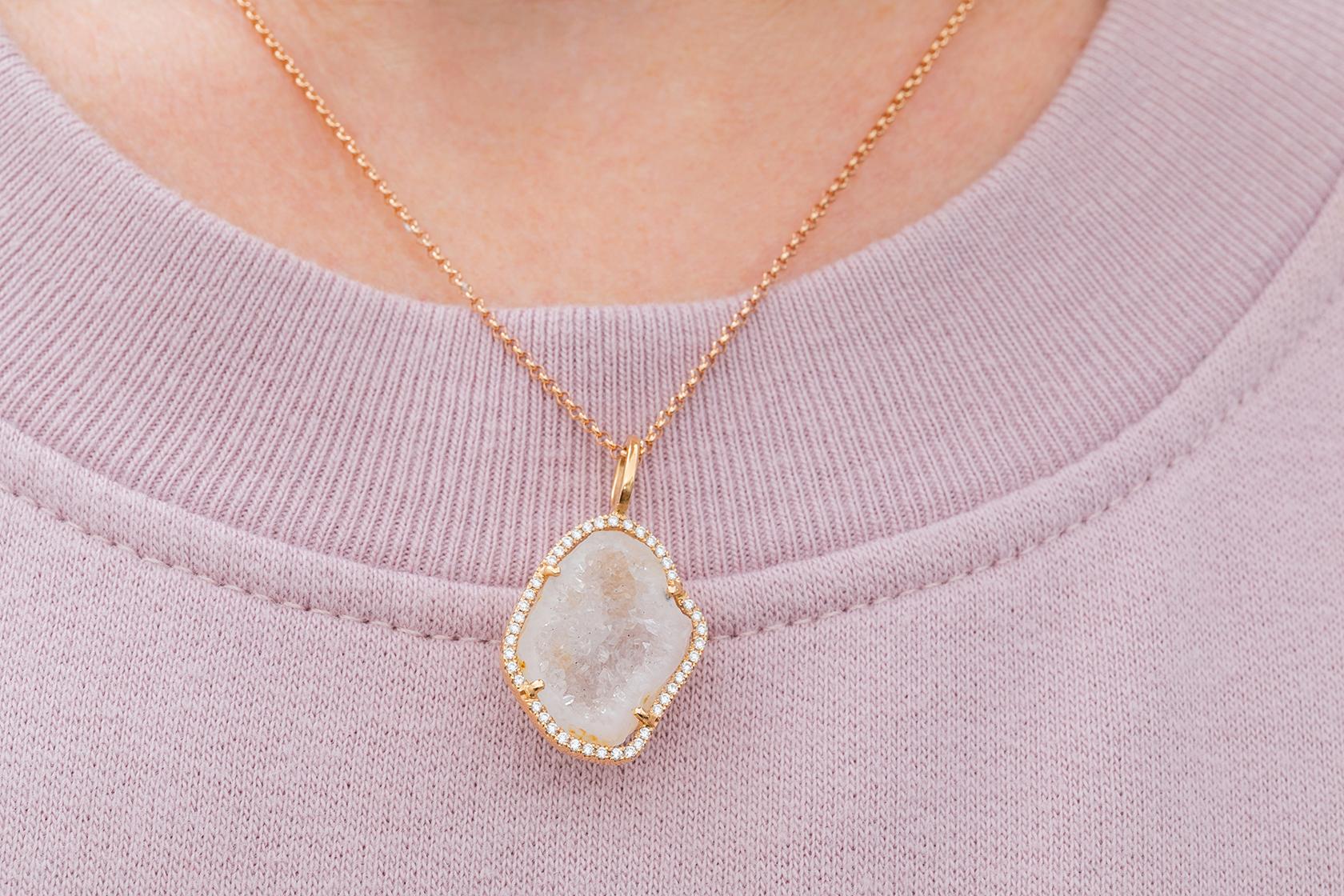 This 18 k rose gold white/yellow agate geode pendant has 0.26 ct of dazzling diamonds.
This is the perfect gift for yourself or a special person.
The chain is included and is 45 cm and adjustable with a sliding ball system.