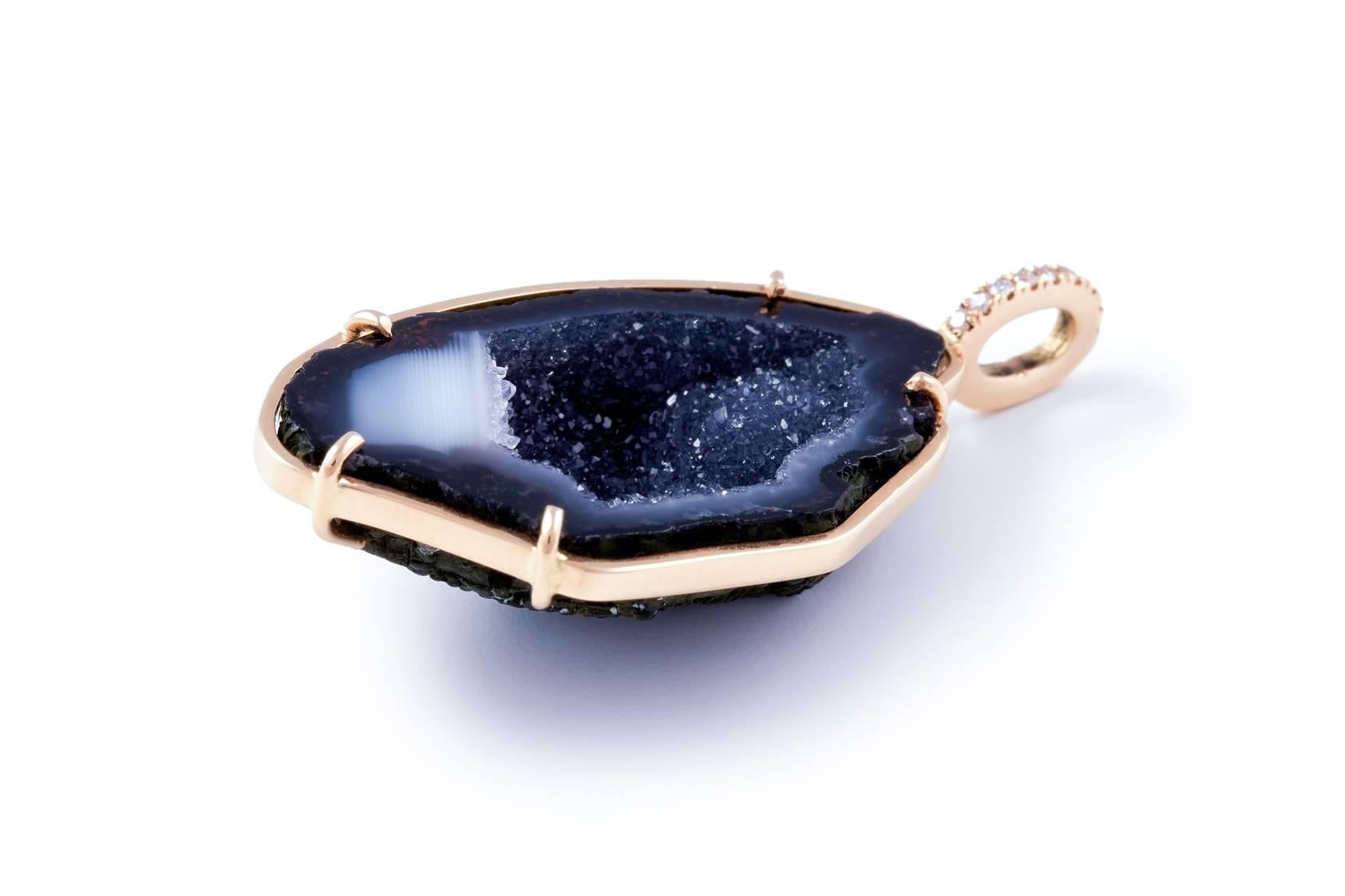 This 18 k rose gold black agate geode pendant has 0.05ct of dazzling diamonds.
This is the perfect gift for yourself or a special person.
The chain is included and is 45 cm and adjustable with a sliding ball system.