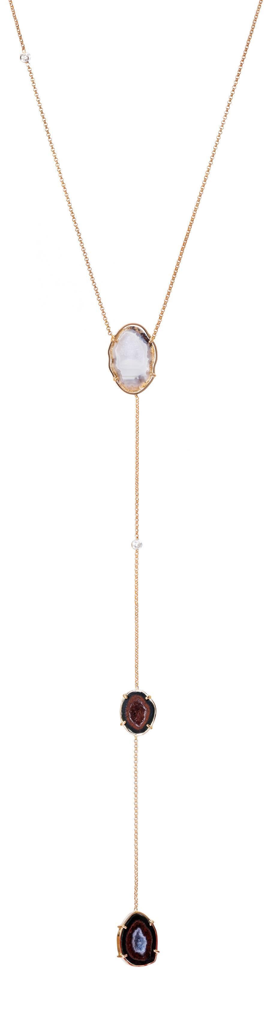 This 18 k rose gold agate geode pendant has 0.1 ct of dazzling diamonds.
This is the perfect gift for yourself or a special person.
The chain is 50 cm and adjustable with a sliding ball system. The drop is 20 cm.
There are 2 little diamonds on the