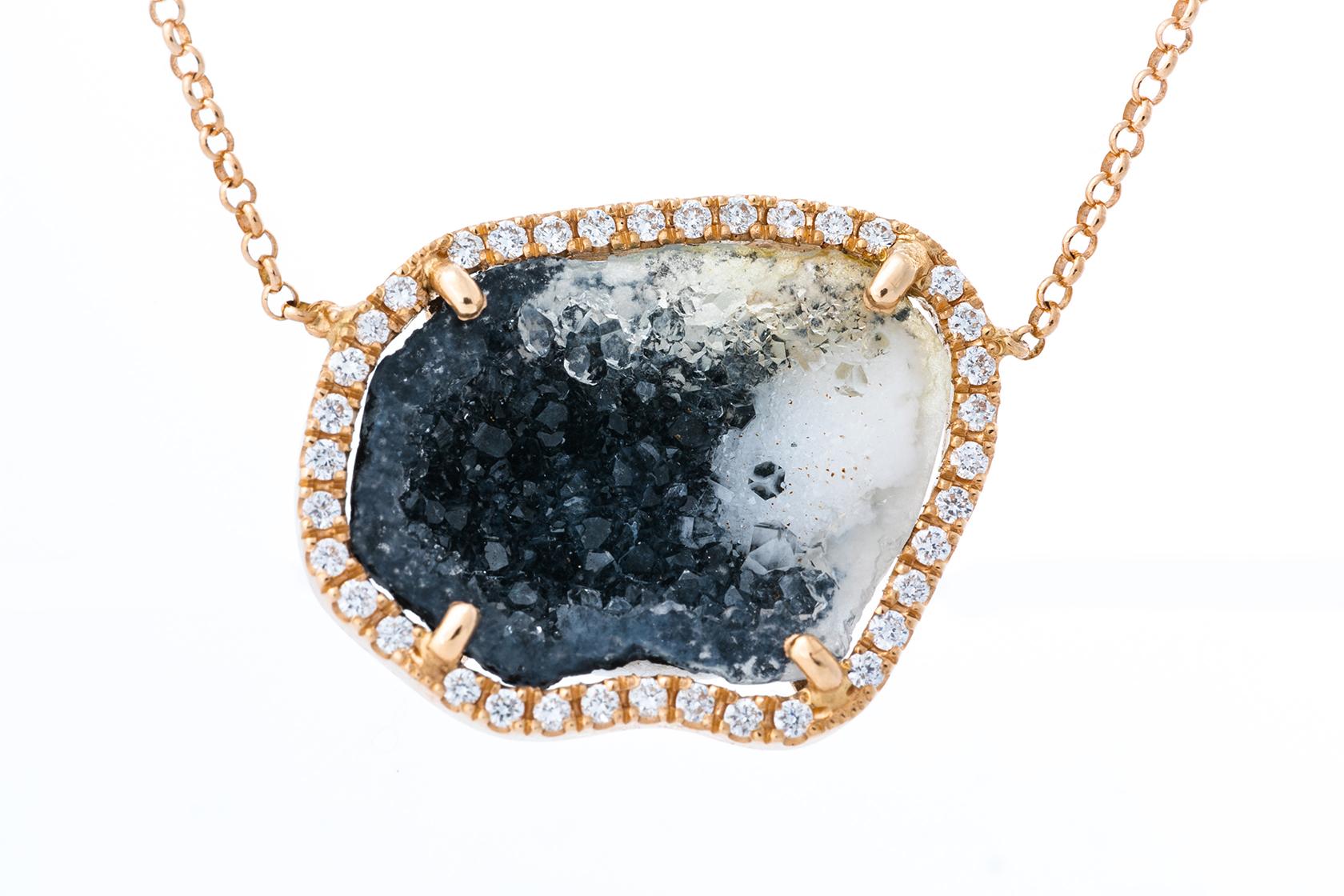 This 18 k rose gold Black/yellow/white Agate pendant has 0.23 ct of dazzling diamonds.
This is the perfect gift for yourself or a special person.
The chain is attached and is 45 cm and adjustable with a sliding ball system.