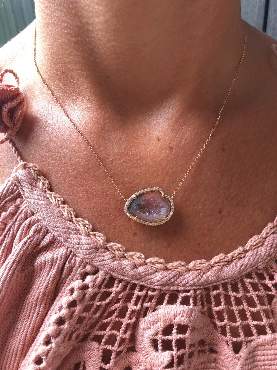 This 18 k rose gold Peach Agate pendant has 0.24 ct of dazzling diamonds.
This is the perfect gift for yourself or a special person.
The chain is attached and is 45 cm and adjustable with a sliding ball system.
