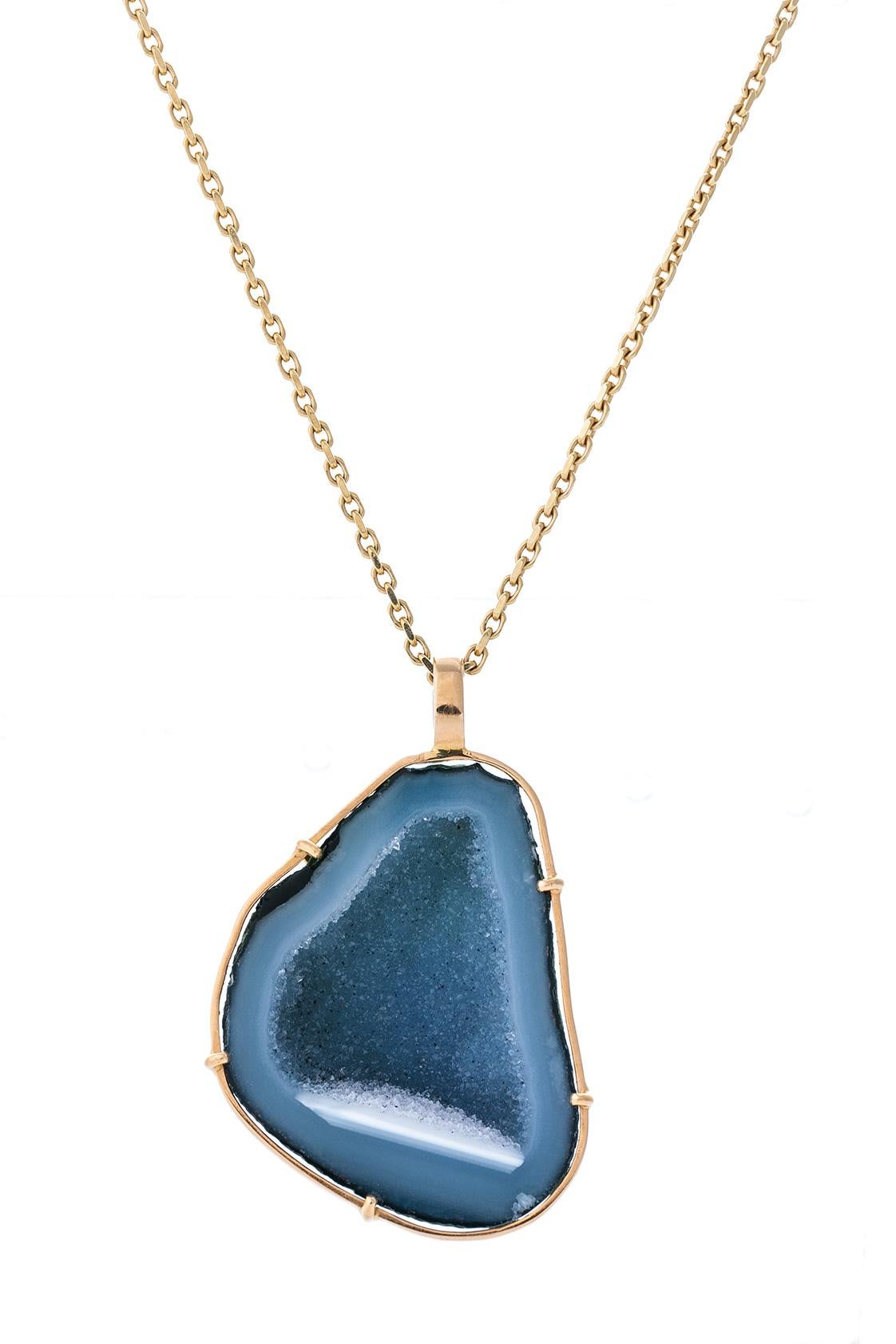 This 18 k rose gold light Blua agate geode pendant is set in 18k rose gold
This is the perfect gift for yourself or a special person.
The pendant comes with chain of 70 cm with an eye on 60 cm.