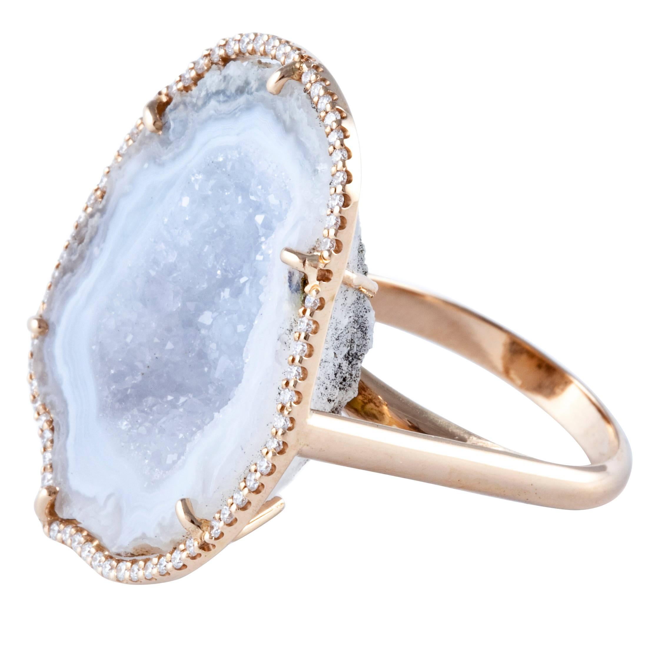 Adorn yourself with a dazzling white geode, surrounded by 0,46 ct white diamonds, set in 18k rose gold.
This statement style brings instant glam to an effortless look.
Wear this ring in hot summer or combine with warm winter whites....